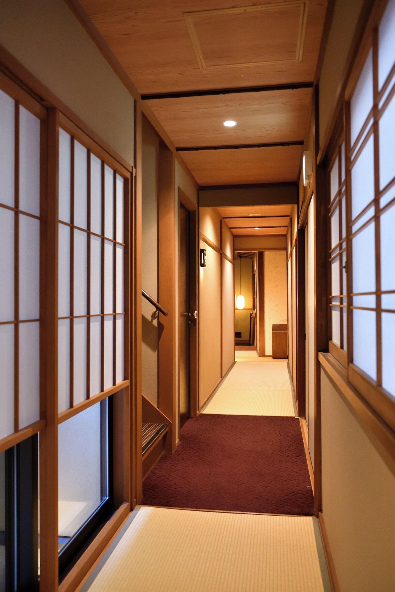 Varios Yasaka Yutone Kyokoyado