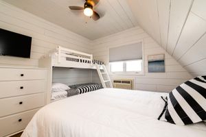 Alquiler Vacacional - Gorgeous Lake Michigan Views: Completely Remodeled and Steps from the Beach!