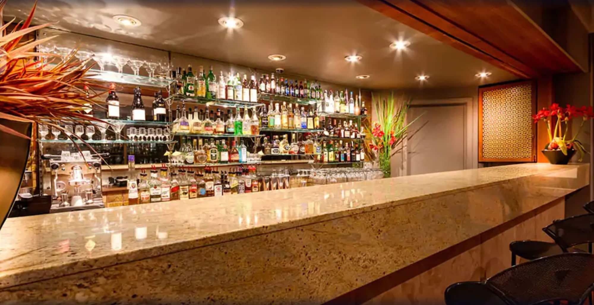 Bar/Salón Como Court