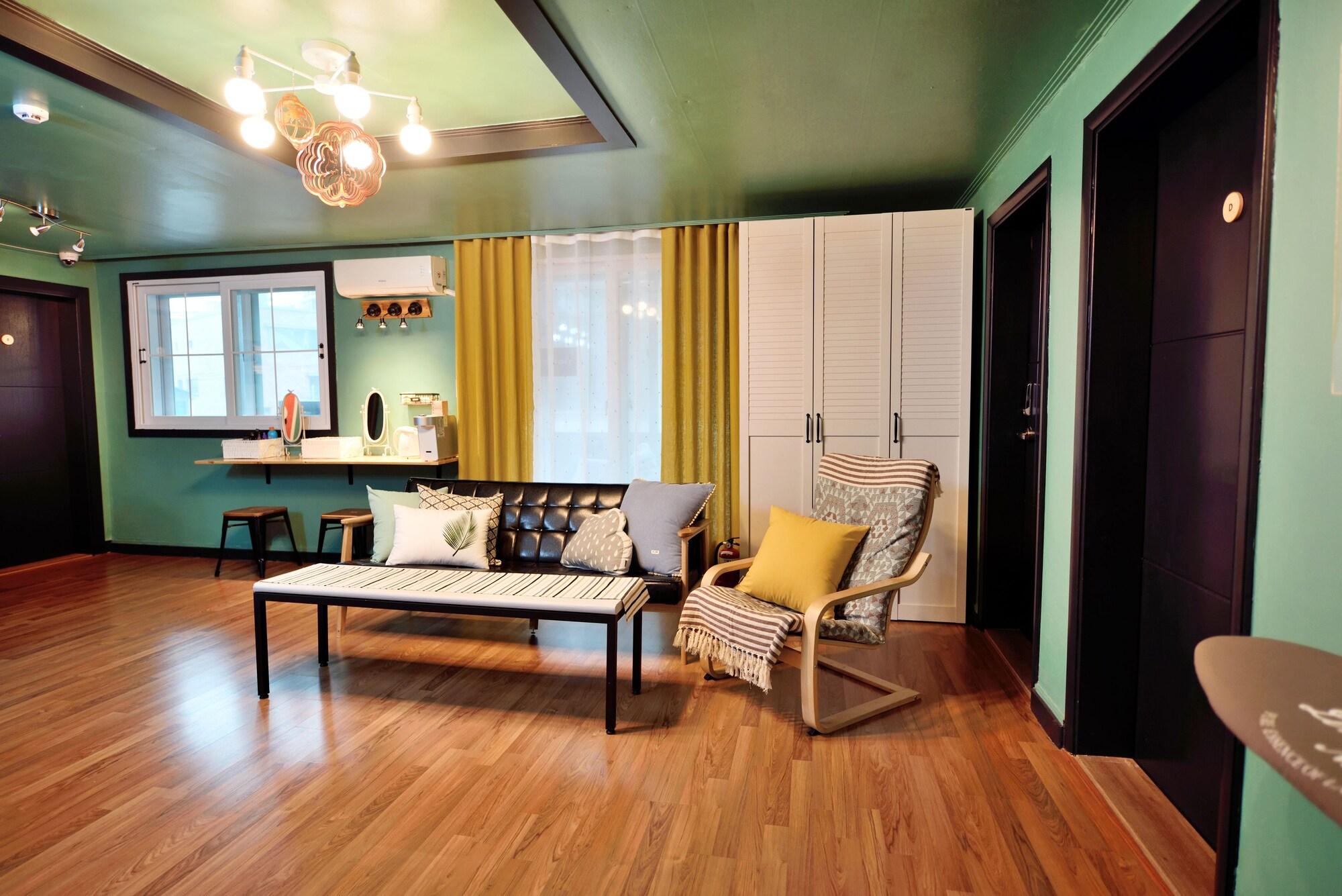 Vista Lobby The One Hostel