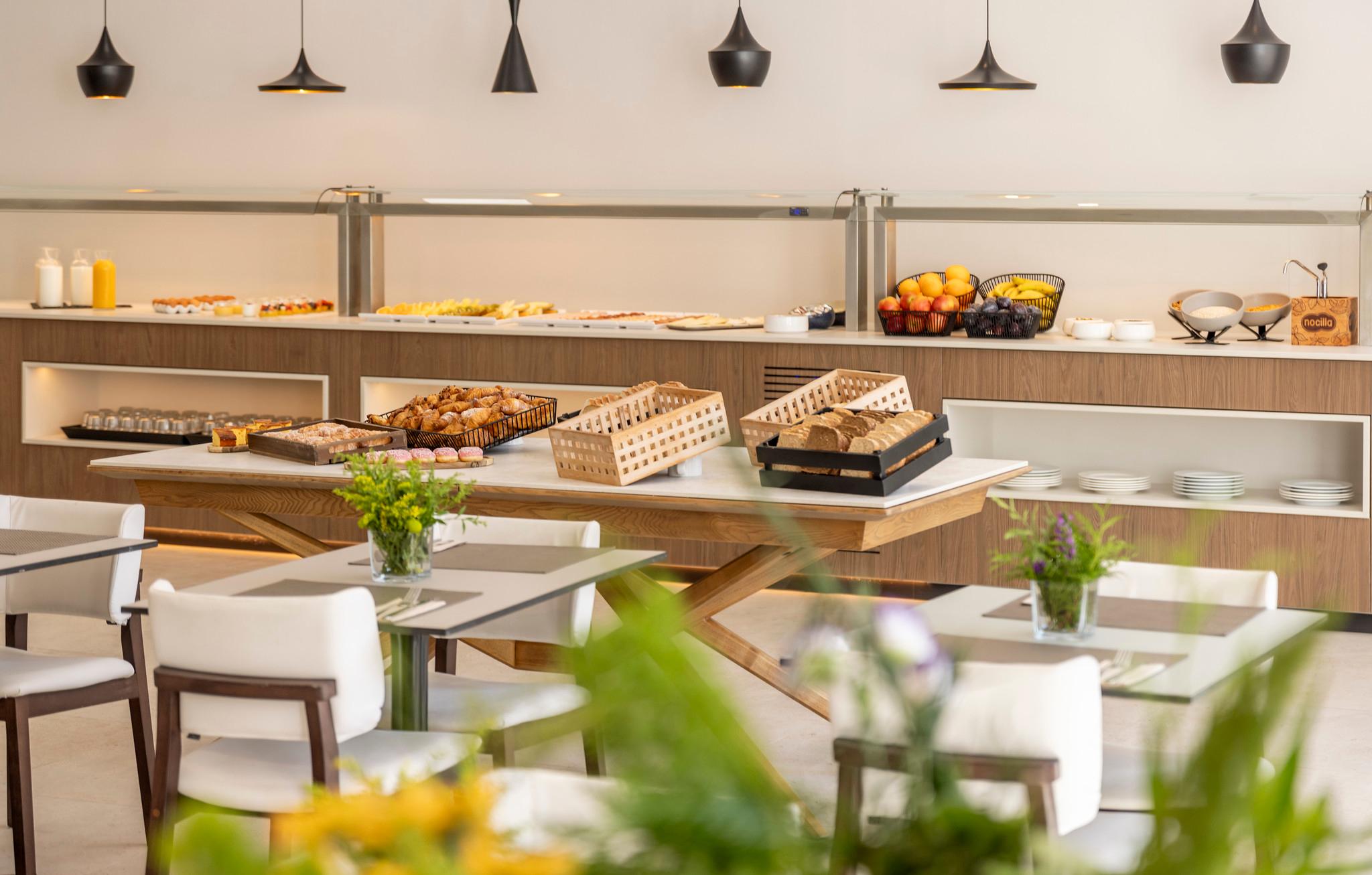 Restaurant Hotel ILUNION Valencia 3