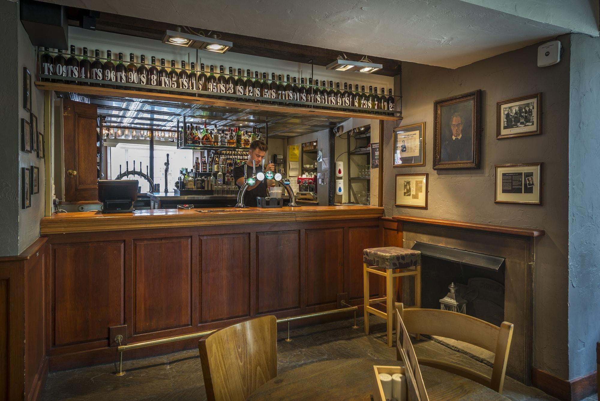 Bar/Salón The Three Swans Hotel, Market Harborough, Leicestershire