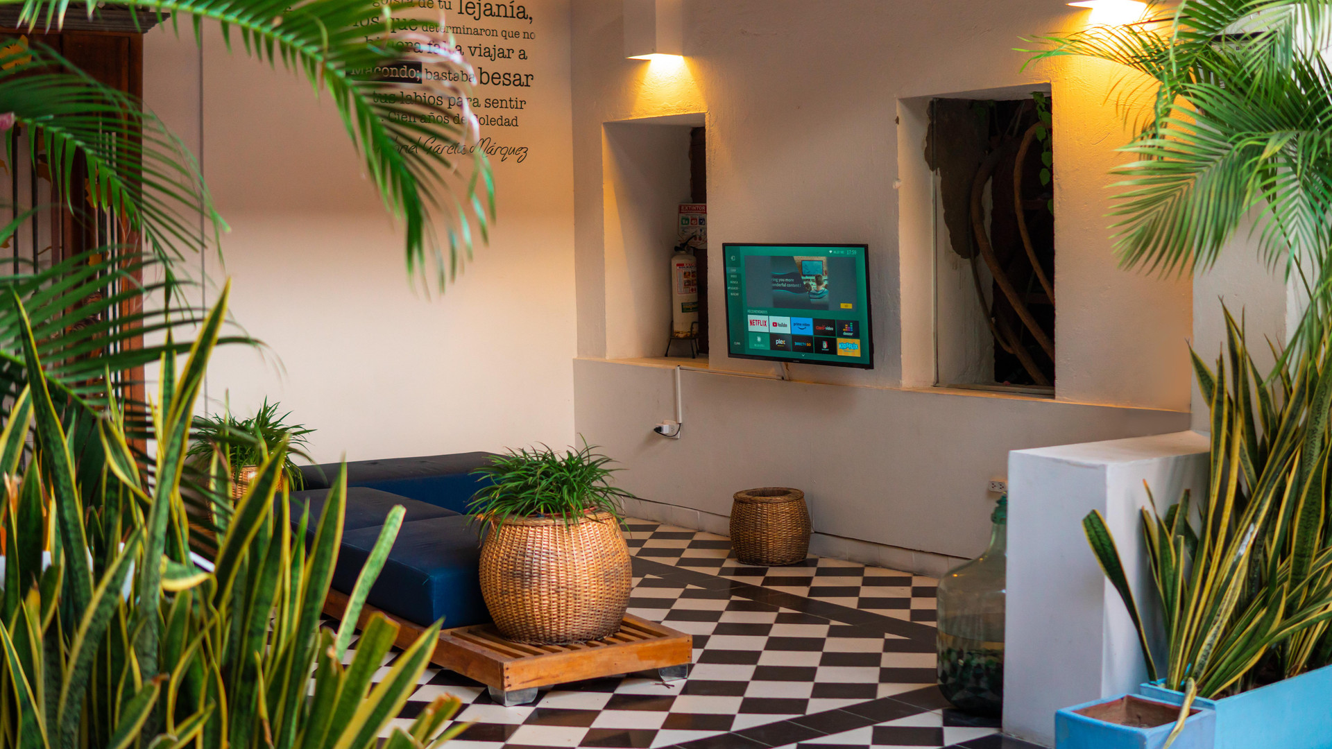 Vista Lobby La Puerta Azul