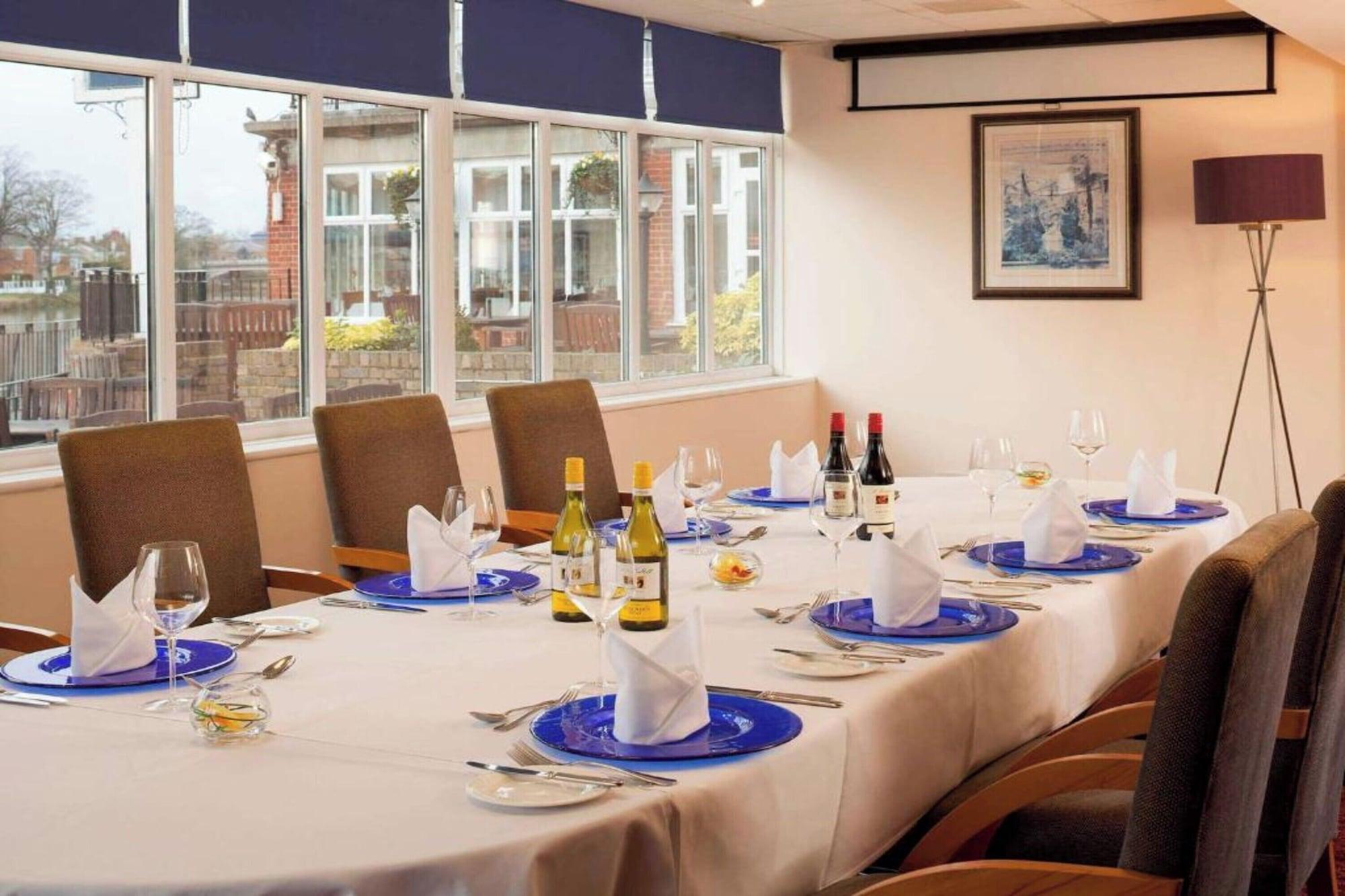Sala de Reuniones Sunday London Staines-upon-Thames Heathrow T5