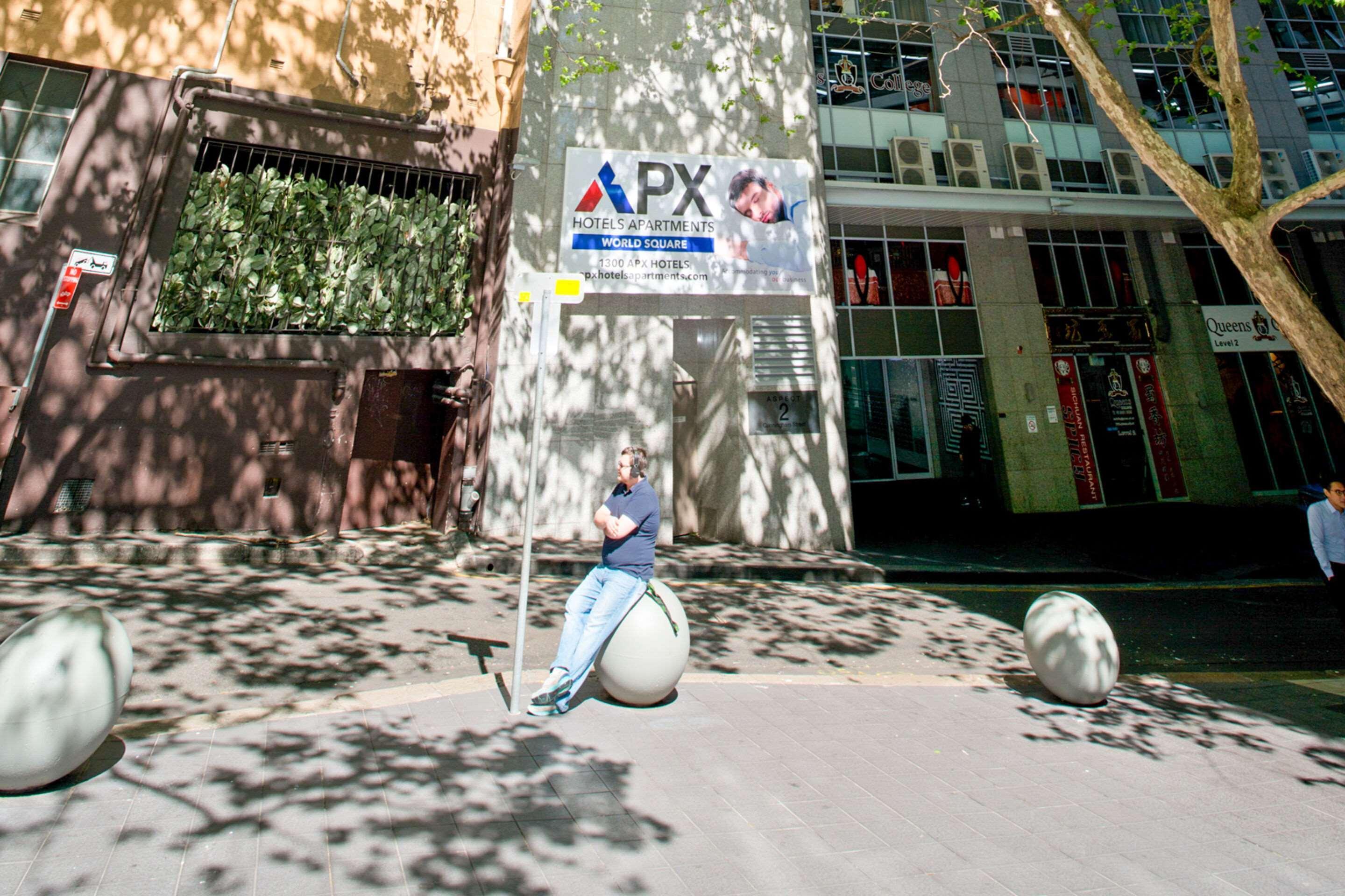 Vista Exterior APX World Square