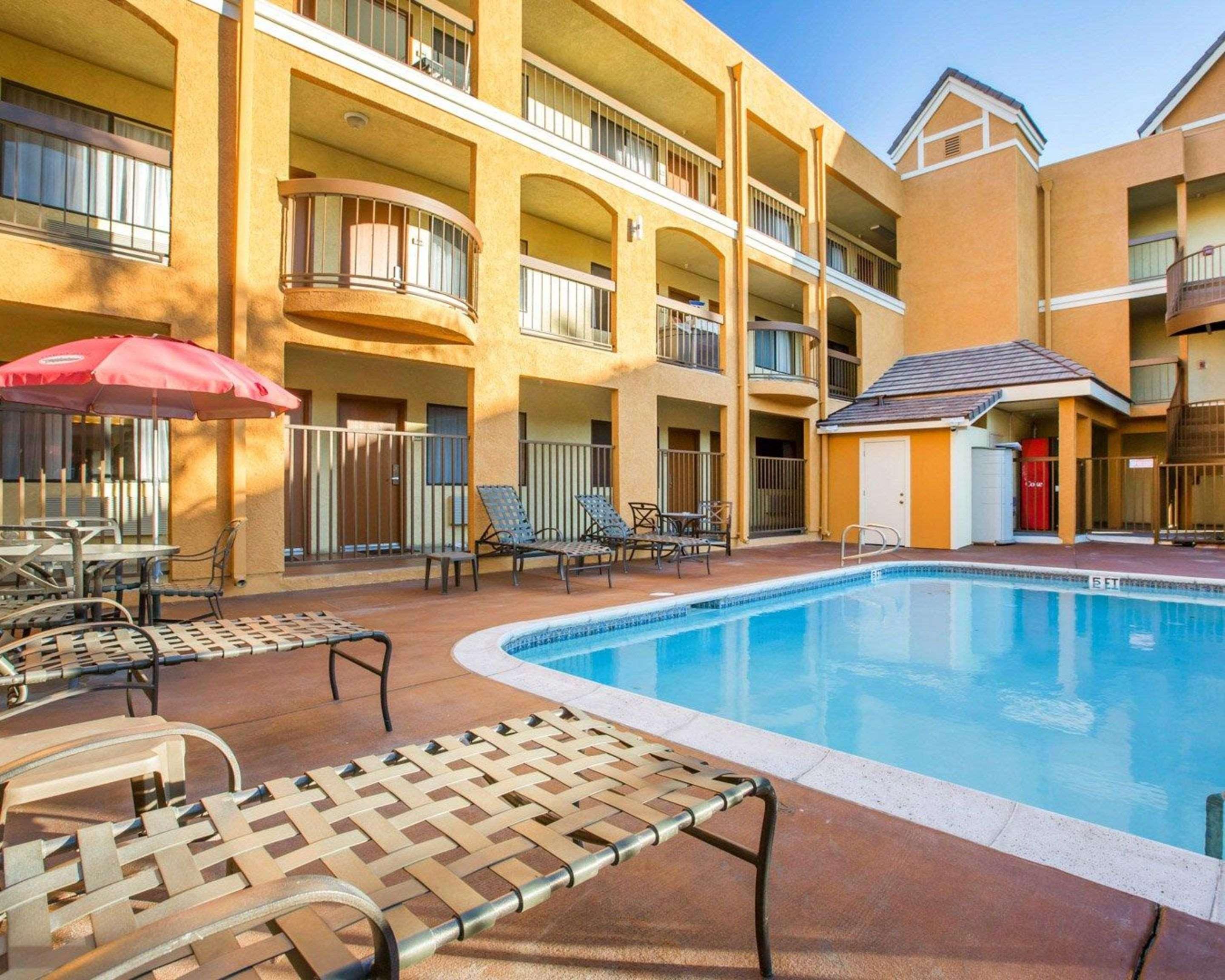 Vista Piscina Quality Inn & Suites Westminster Seal Beach