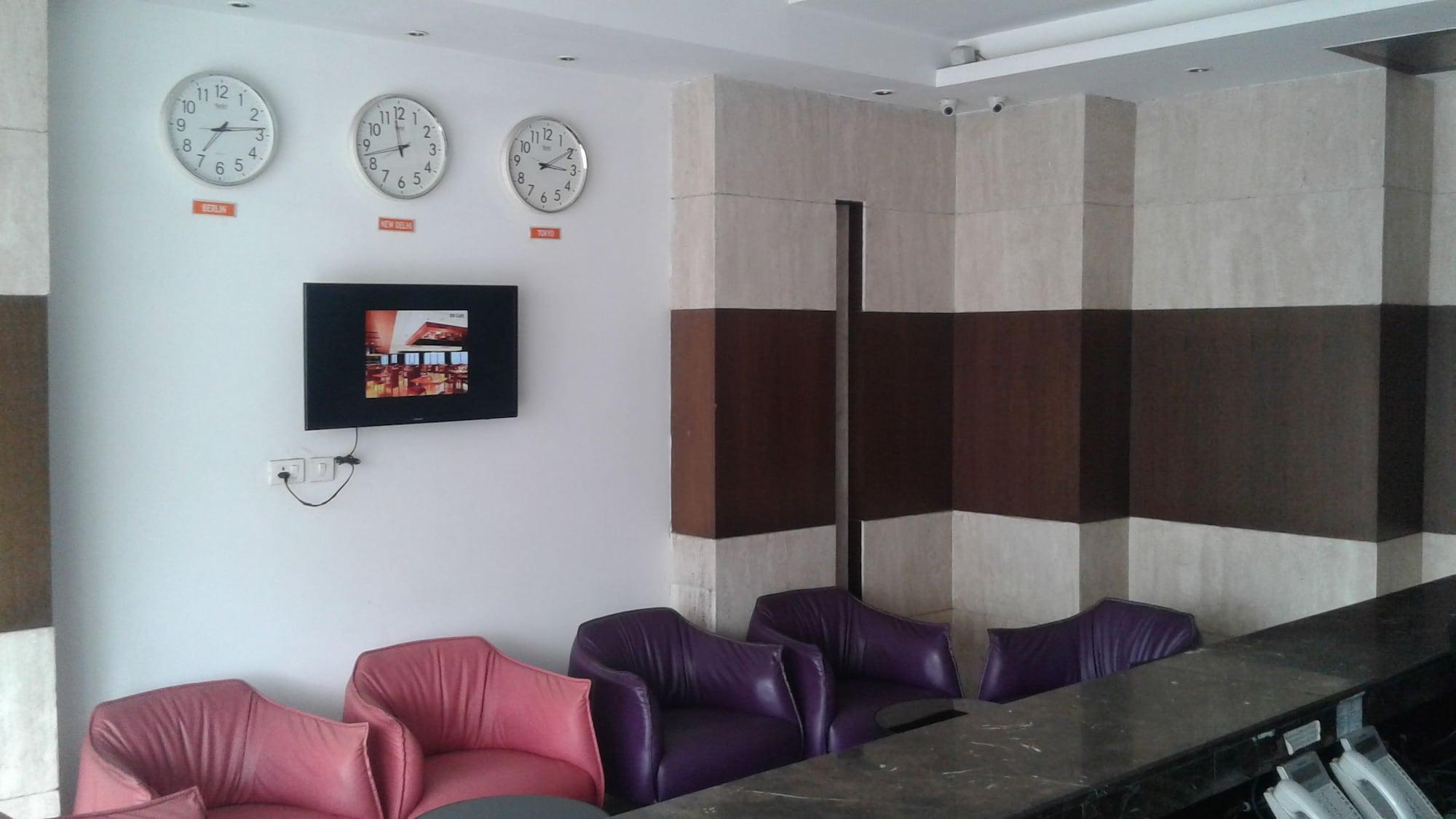 Vista Lobby Joy Inn & Suites