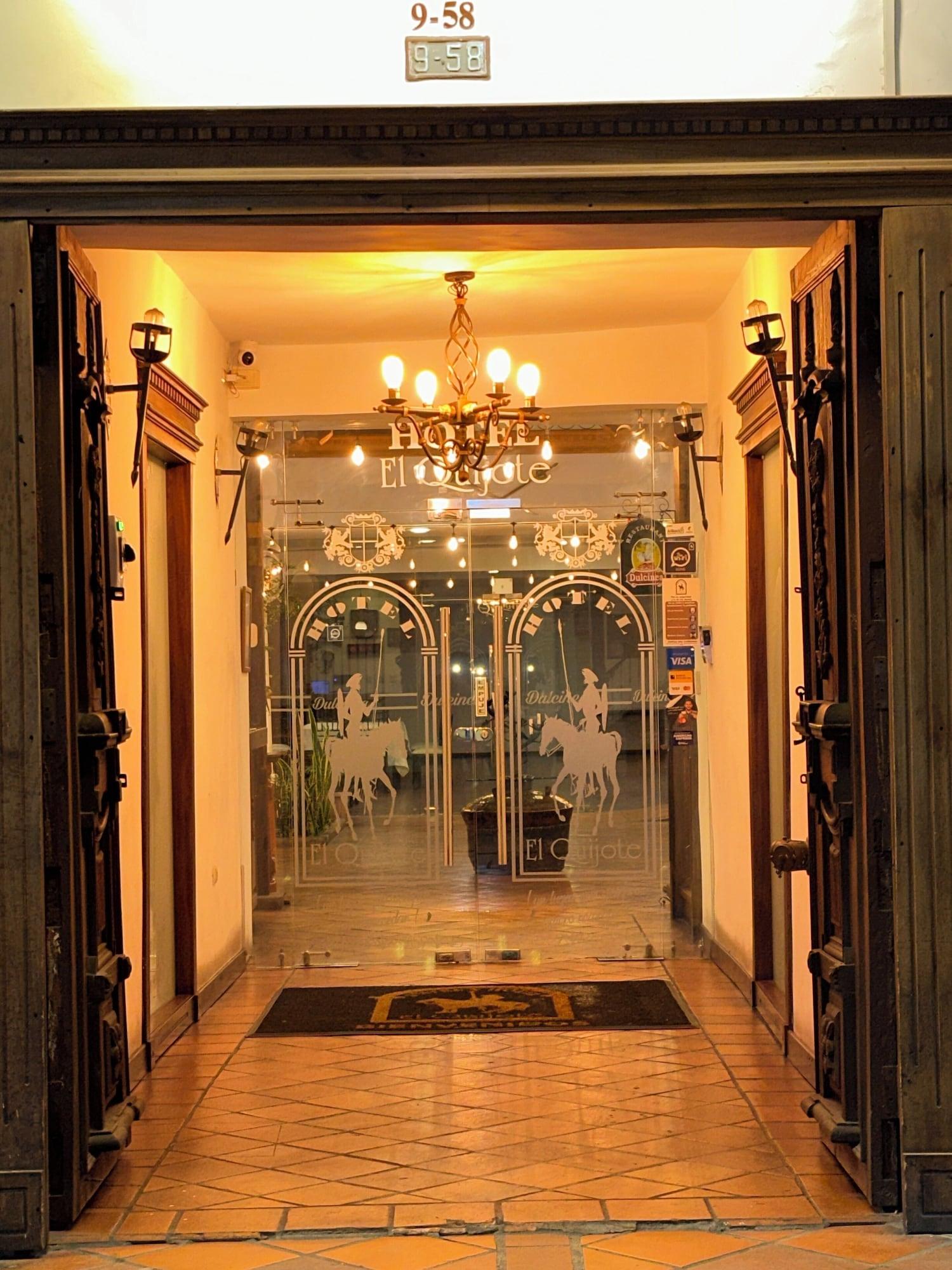 Vista Exterior Hotel & Suites El Quijote
