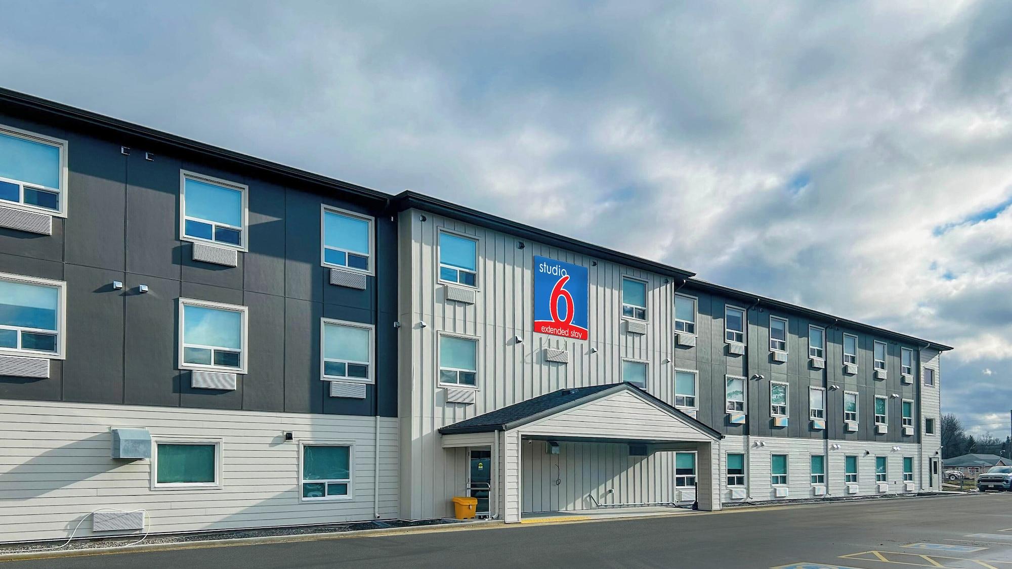 Varios Studio 6 – Fort Frances, On