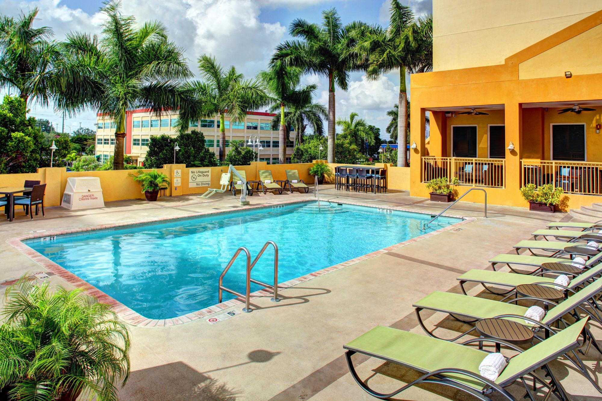 Vista Piscina Hampton Inn & Suites Miami Airport South-Blue Lagoon