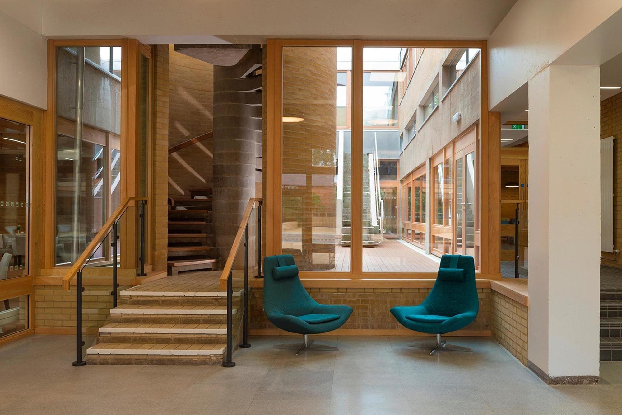 Vista Lobby College Court