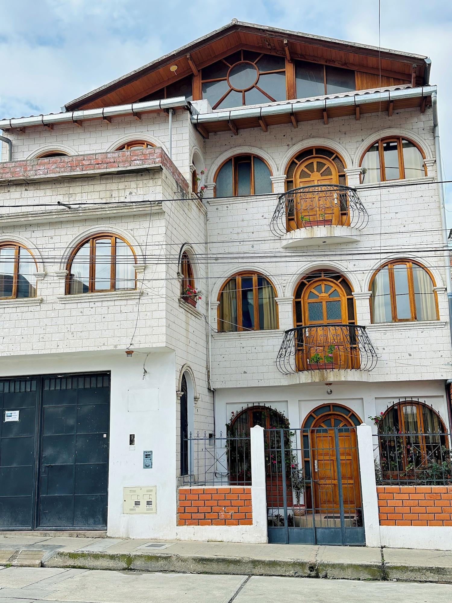 Varios Rajutuna Inn