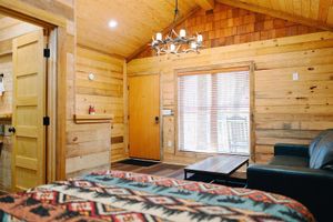 Alquiler Vacacional - Enchanting Cabin Treehouse Retreat with Fire Pit - Perfect Getaway!