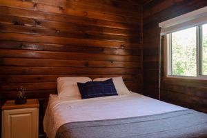 Alquiler Vacacional - Cozy Rustic Cottage! Hot Tub, River, Fireplace, Kayaks, Tons of Games & Movies