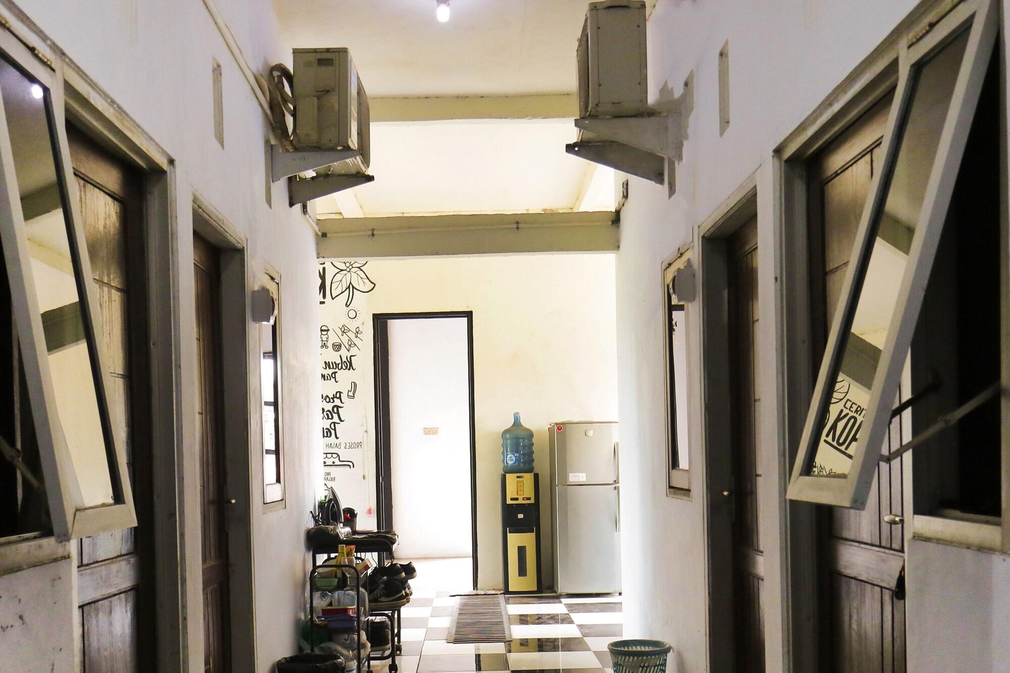 Varios OYO Life 92922 Kost Bu Mala 1 Syariah