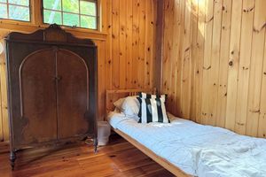 Alojamiento - Beach lodge with private beach-2.5 acres of quiet nature,4 beds, chef’s kitchen