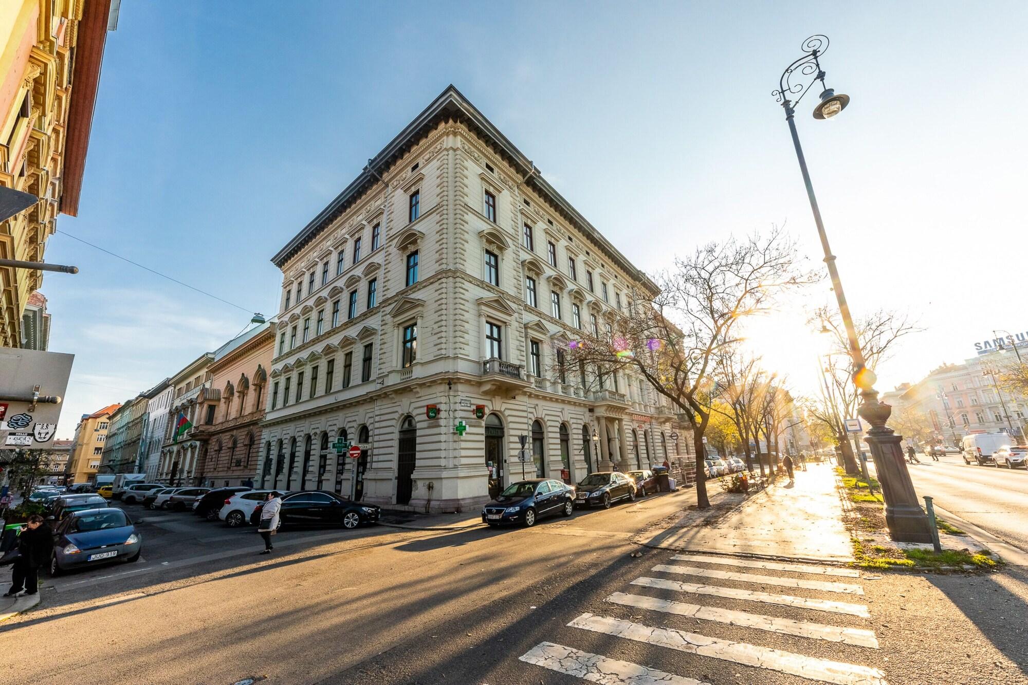 Varios Adagio Downtown Rooms