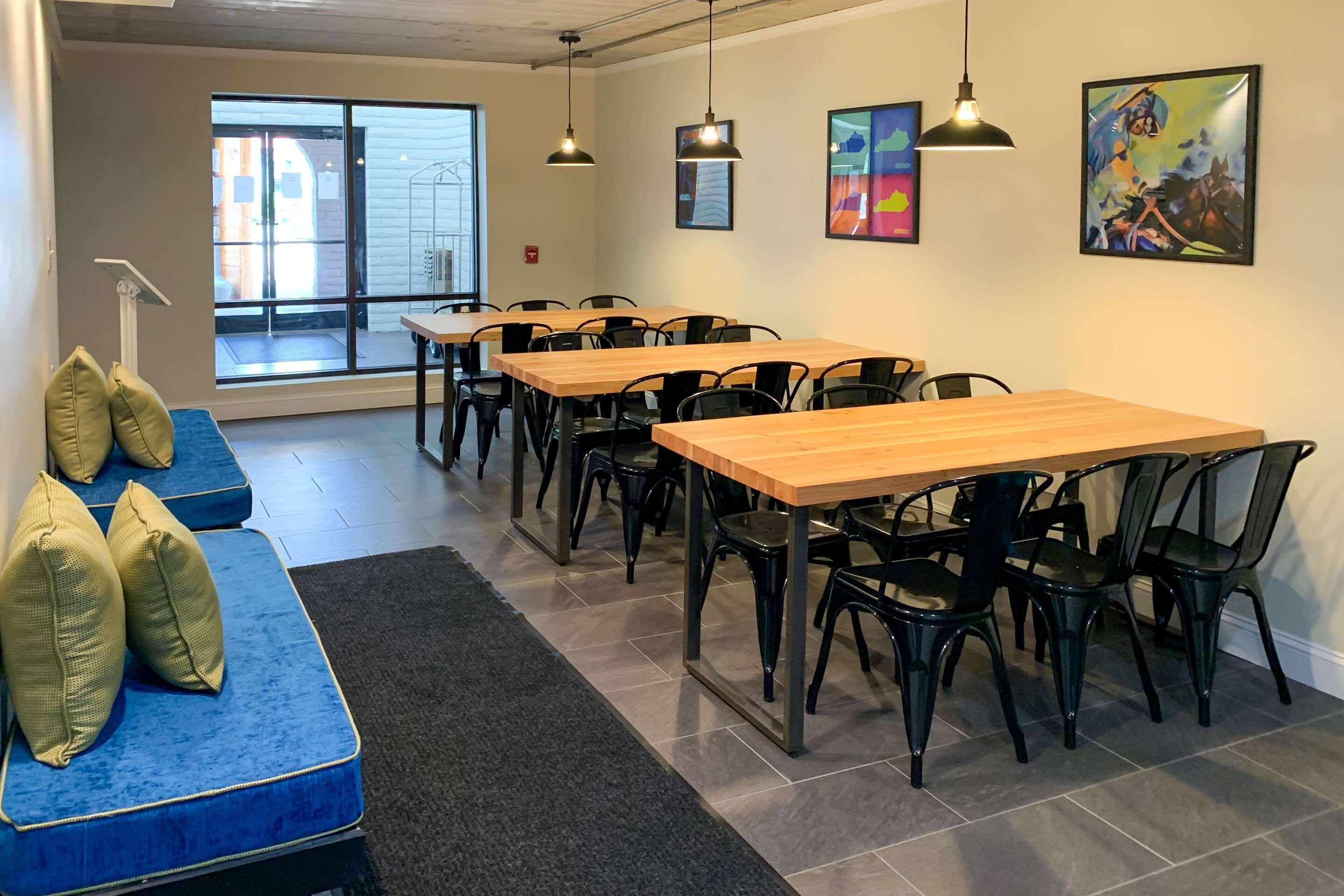 Restaurant Clarion Pointe Richmond North near University