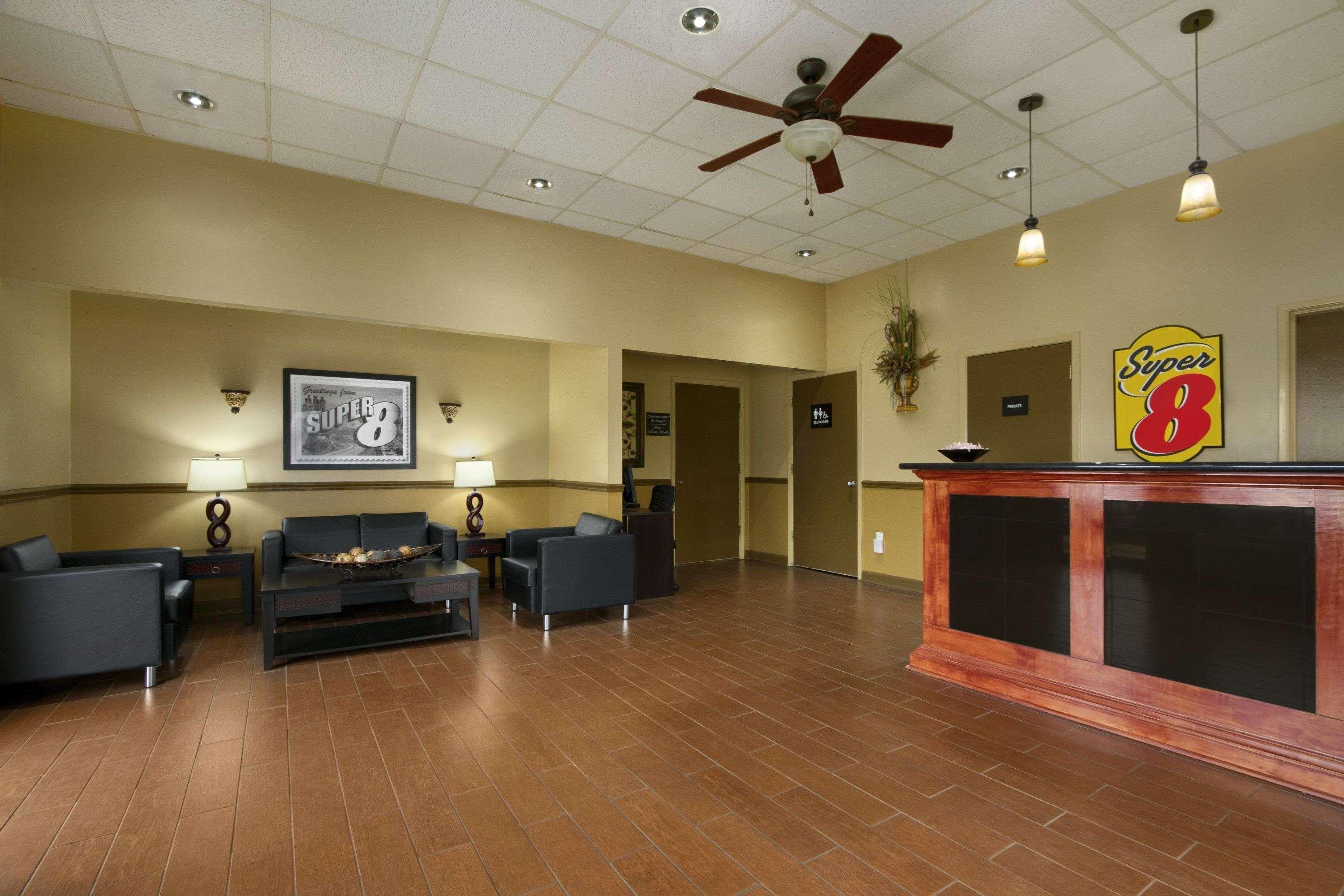 Vista Lobby Super 8 by Wyndham Tupelo Airport