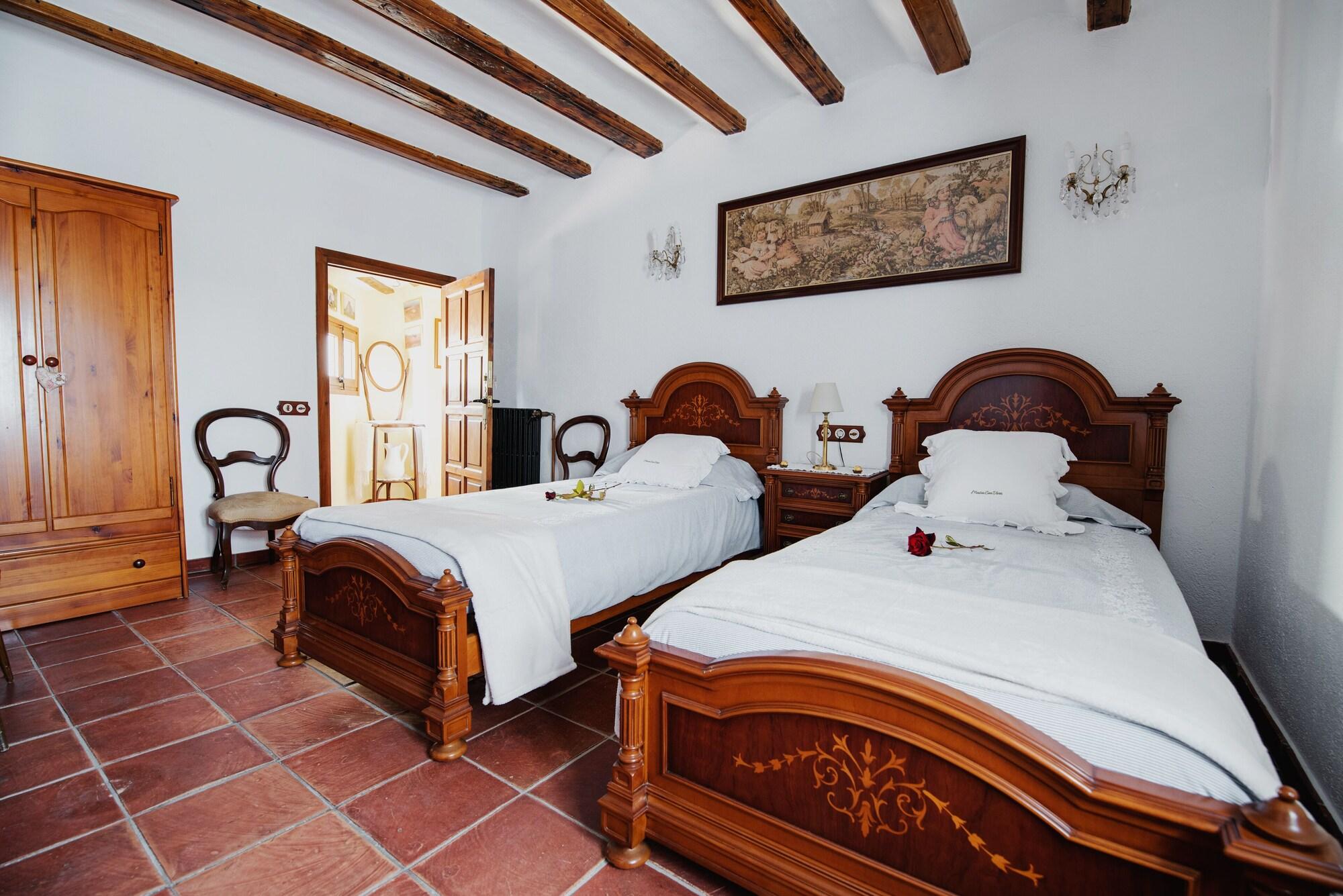 Habitación Masia Can Viver - Olive oil tourism B&B