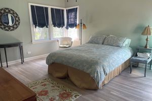 Alquiler Vacacional - Romantic 1938 Bay House • Steps from Ocean Dr • Porches, Gardens & Coastal Charm