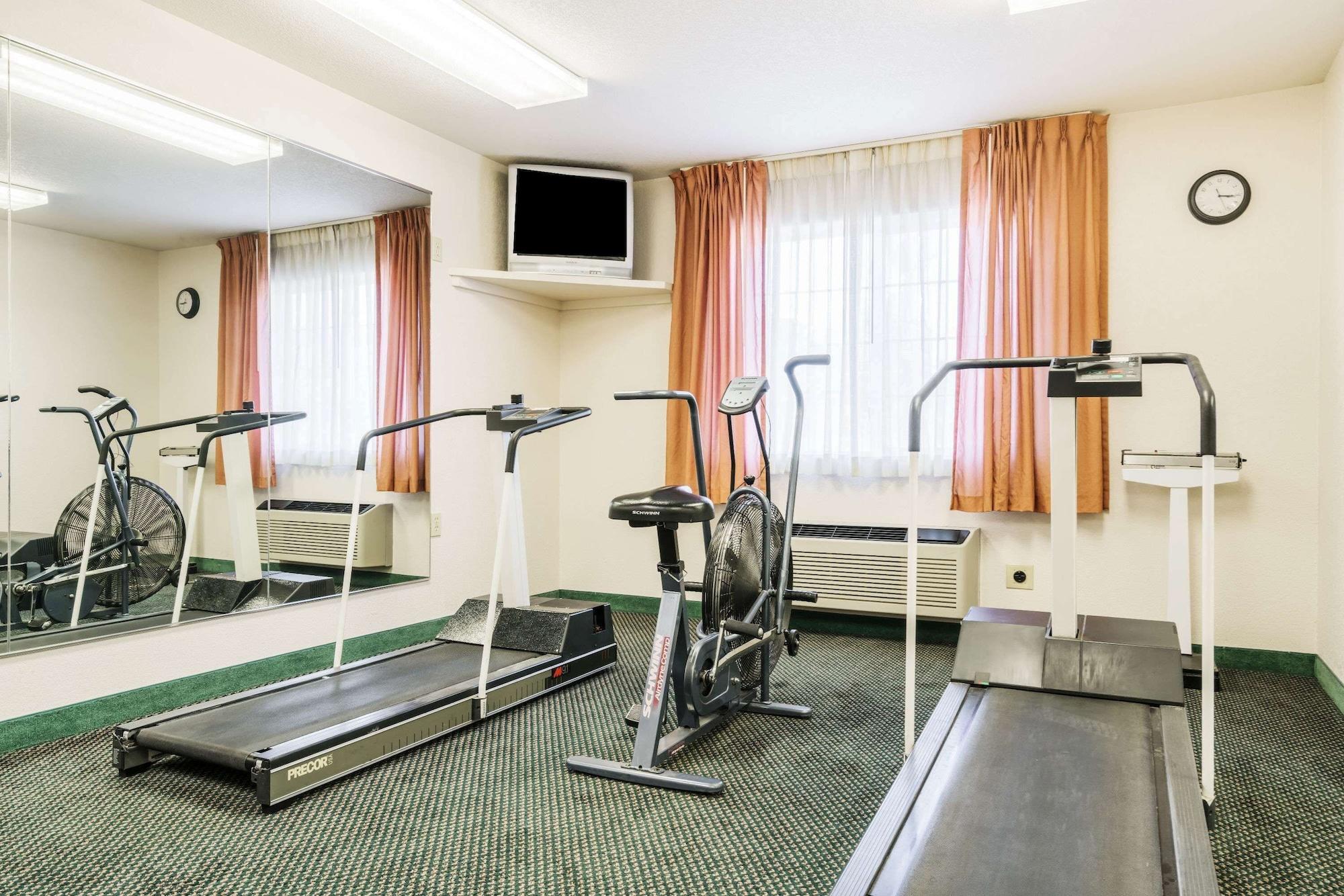Gimnasio Super 8 by Wyndham Sheldon