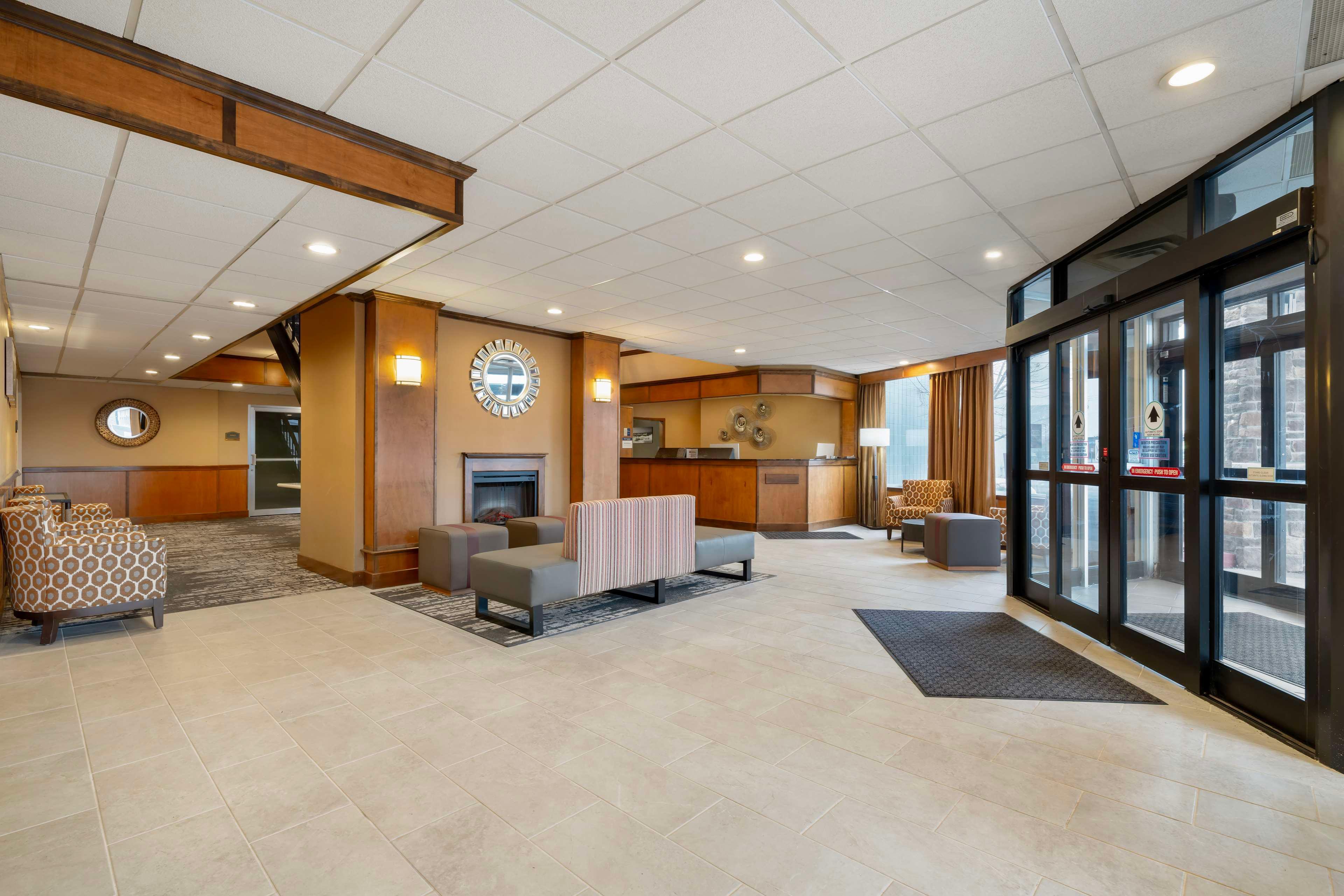 Vista Lobby Best Western Green Bay Inn Conference Center