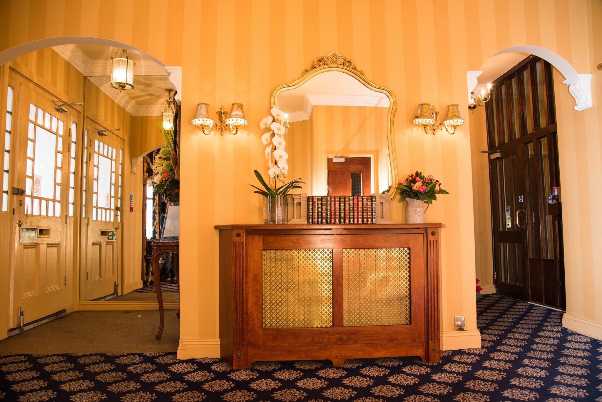 Vista Lobby London Lodge Hotel
