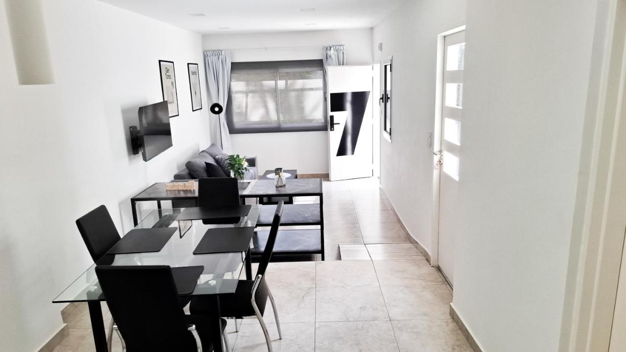 Zona de estar Patios de City Bell Hotel and Apartments