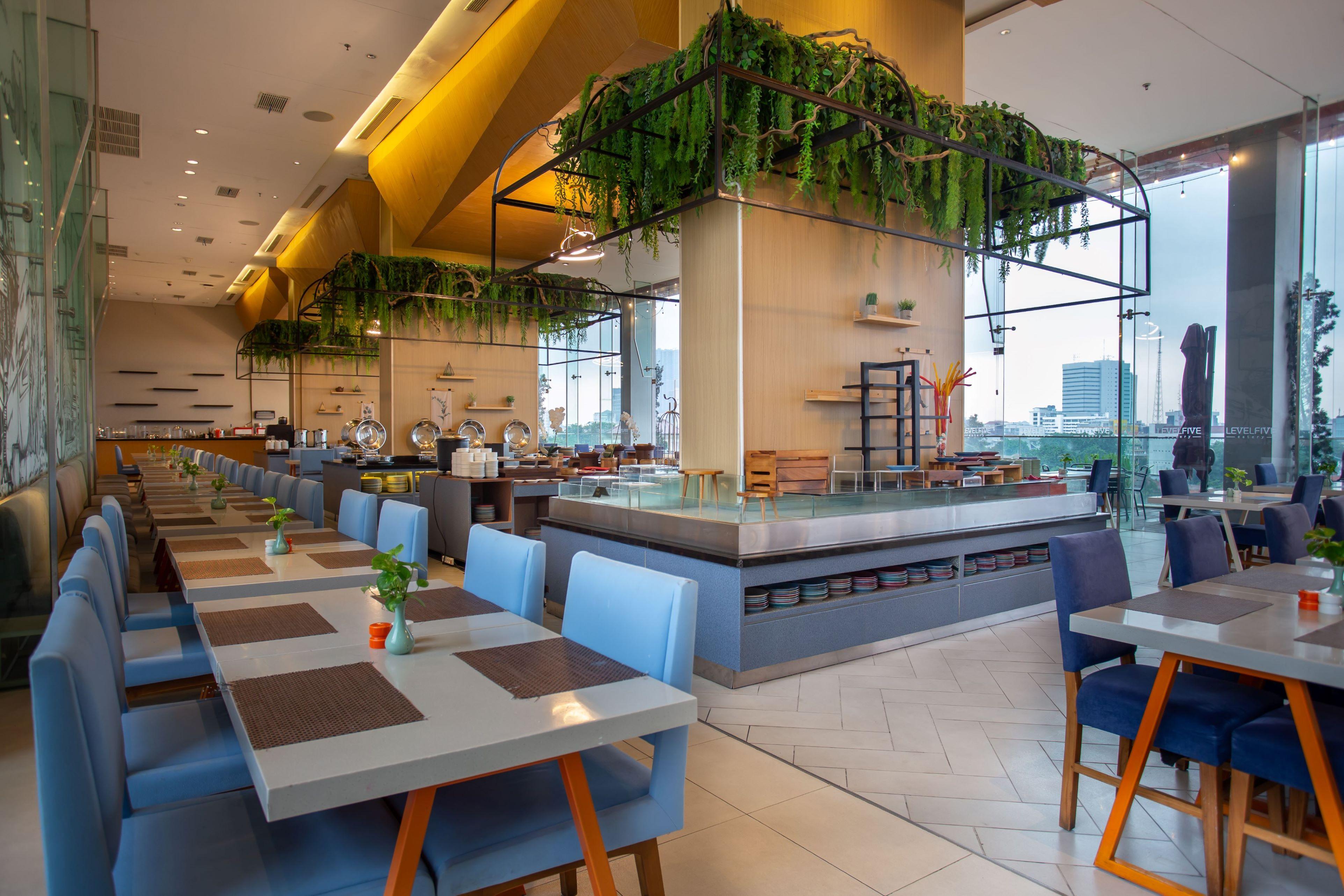 Restaurant HARRIS Hotel & Conventions Gubeng Surabaya