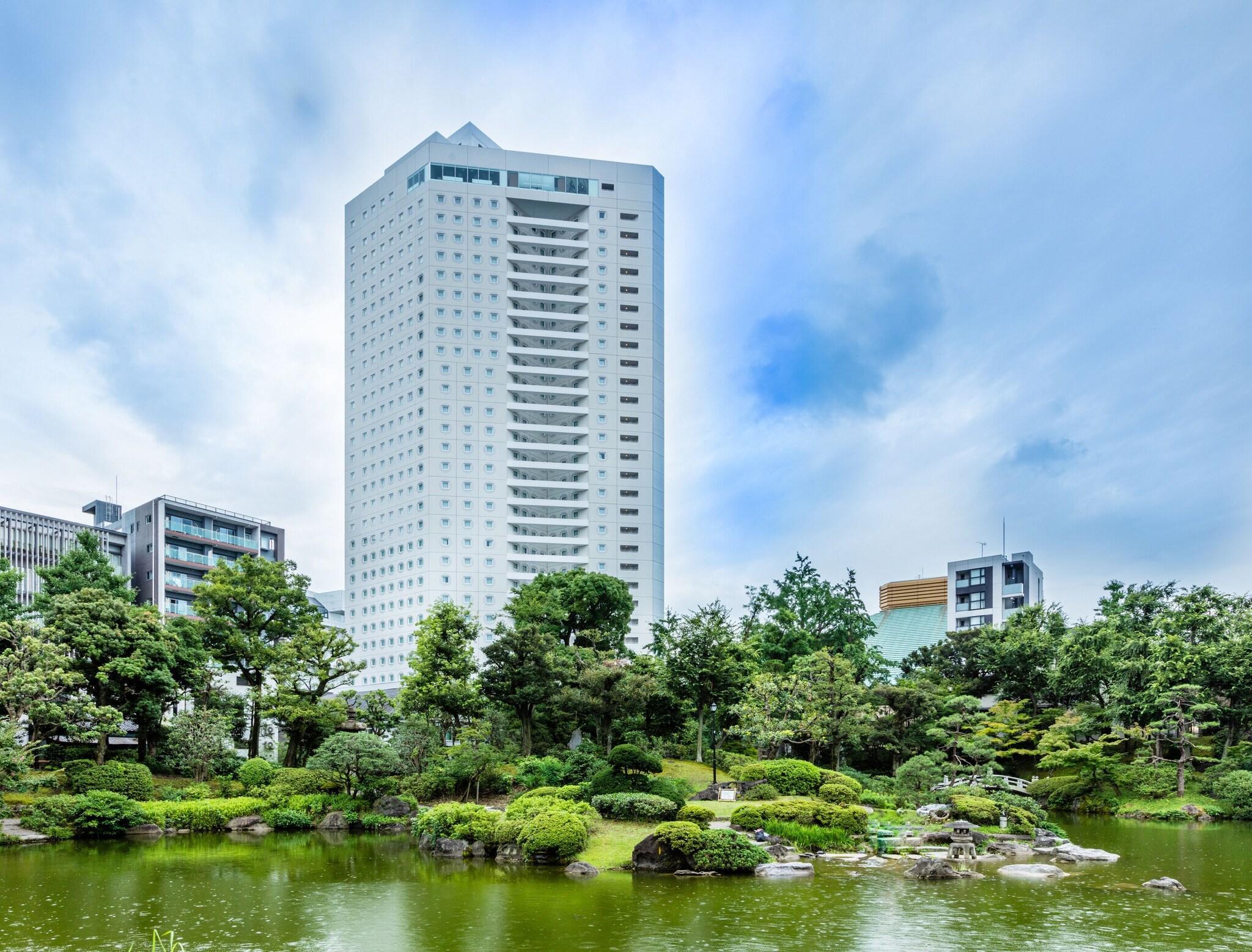 Vista da fachada APA Hotel & Resort Ryogoku Ekimae Tower