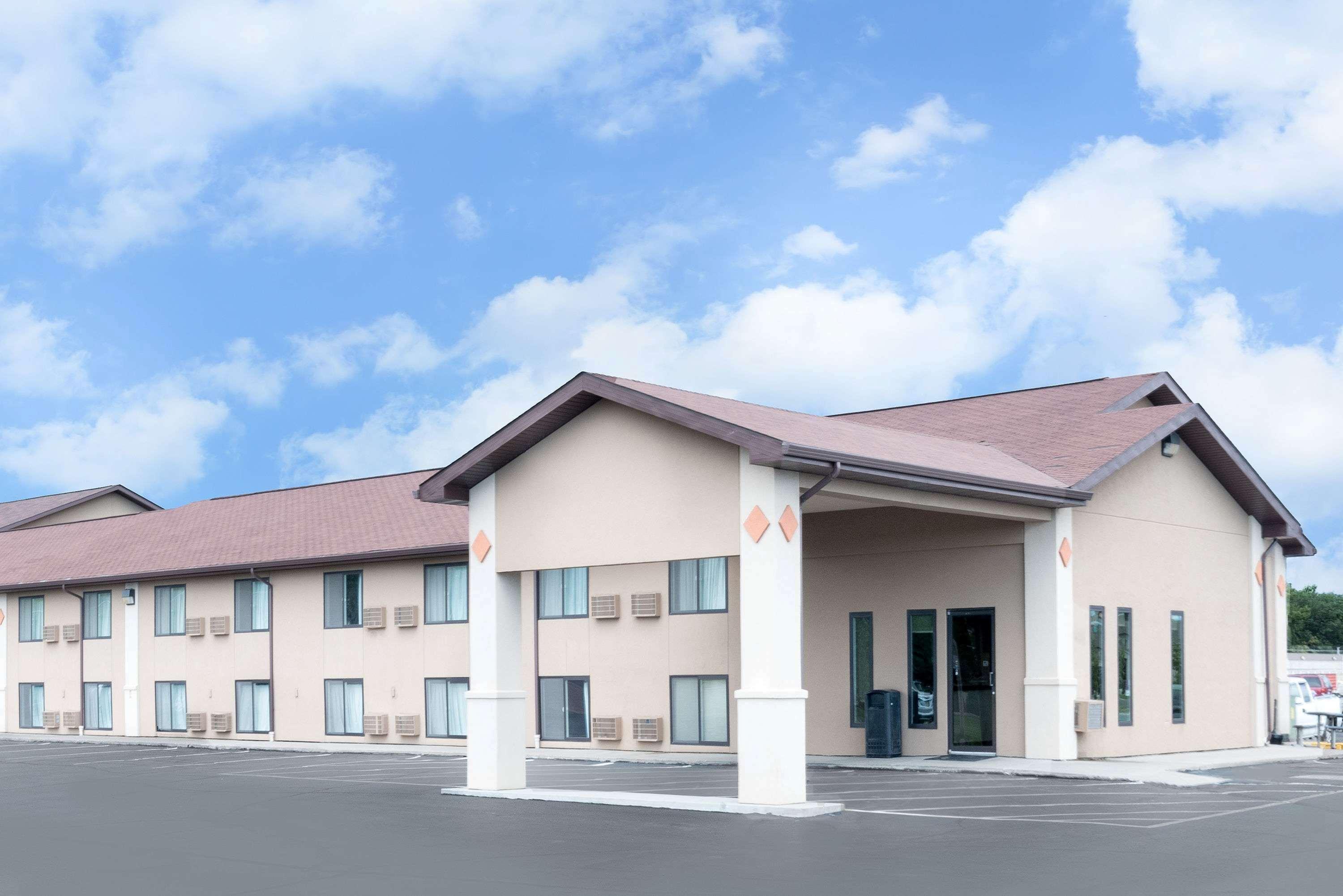 Vista Exterior Super 8 by Wyndham Huron