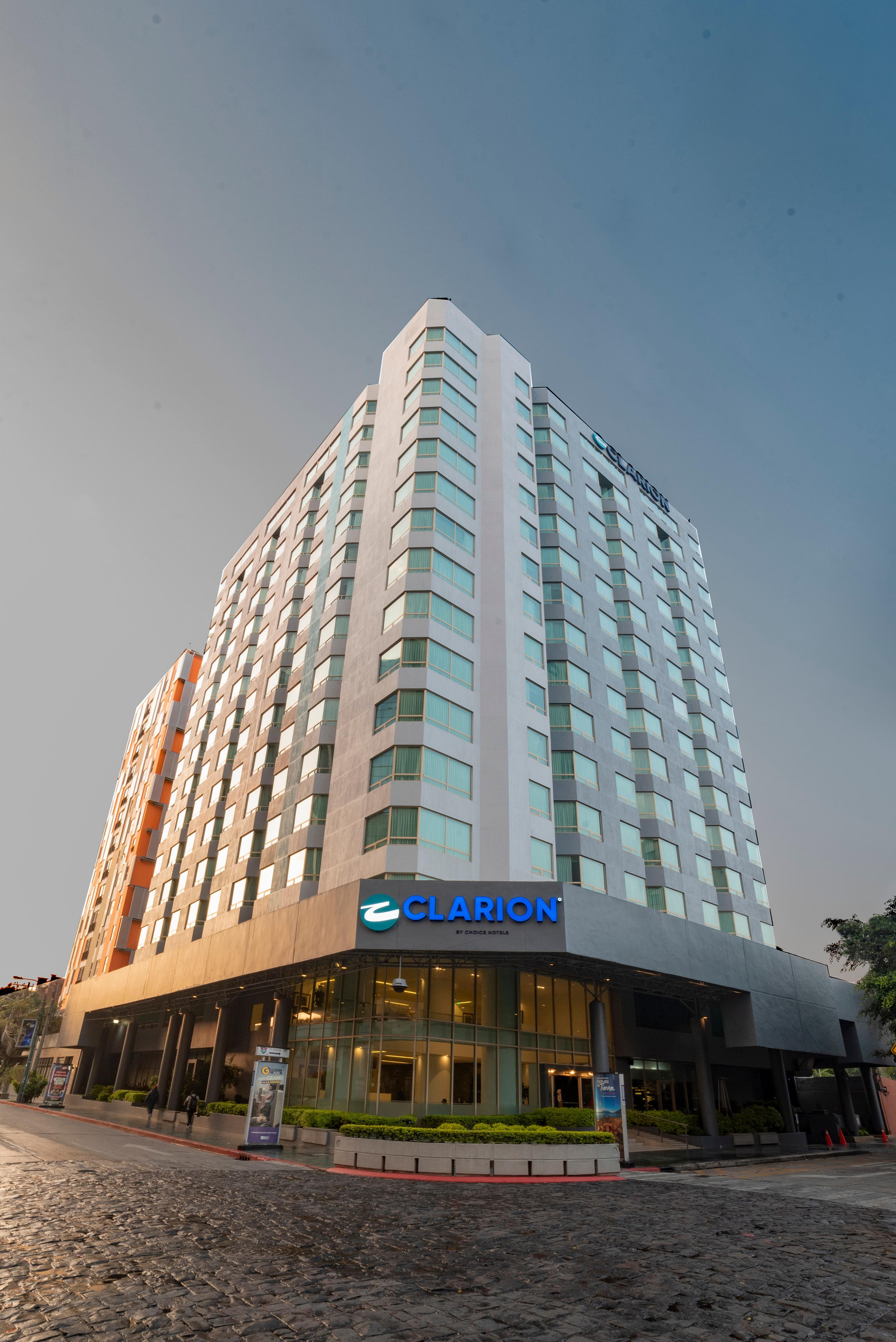 Vista Exterior Clarion Suites Guatemala City