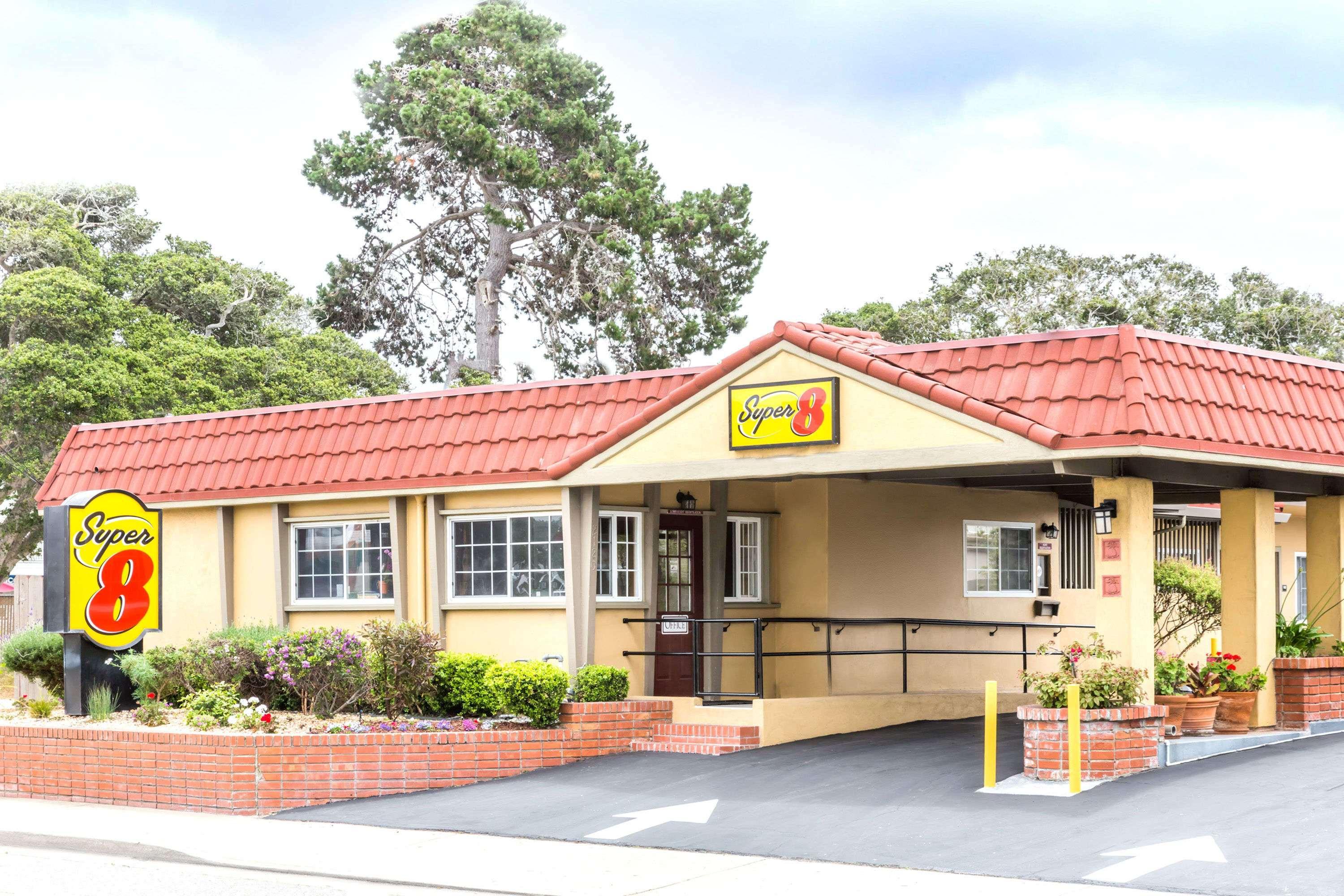 Vista Exterior Super 8 by Wyndham Monterey