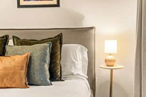 Alquiler Vacacional - Main & Guest House, Creek Front, Outdoor Patios, Firepit & BBQ, Theatre, Canyon