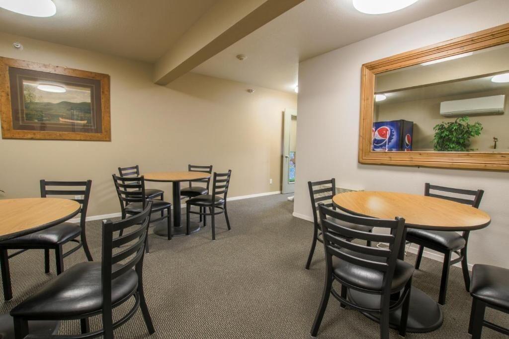 Bar/Salón Travelodge by Wyndham Gardiner Yellowstone Park North