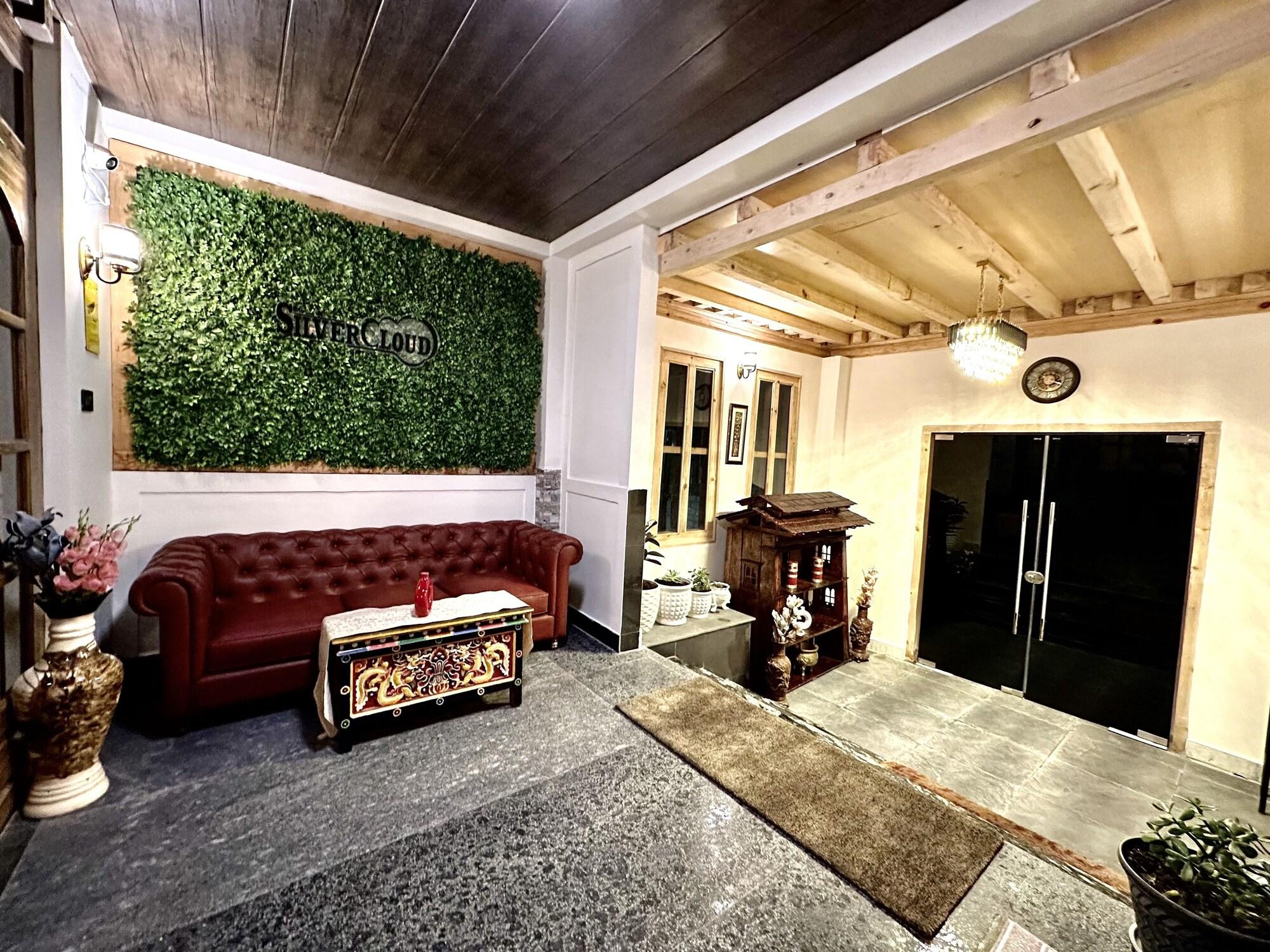 Vista Lobby Silver Cloud Hotel