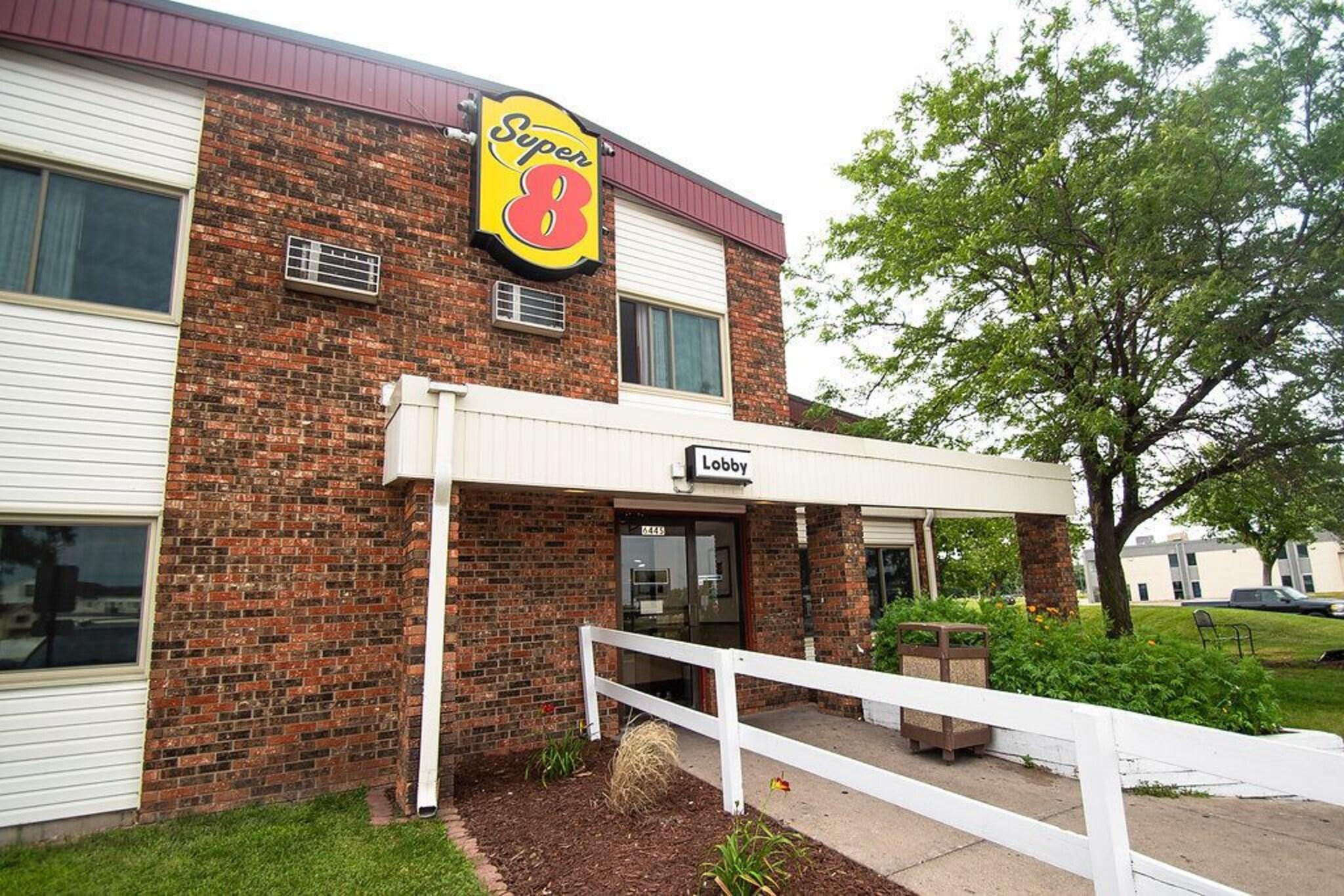 Vista Exterior Super 8 by Wyndham Brooklyn Center/MPLS