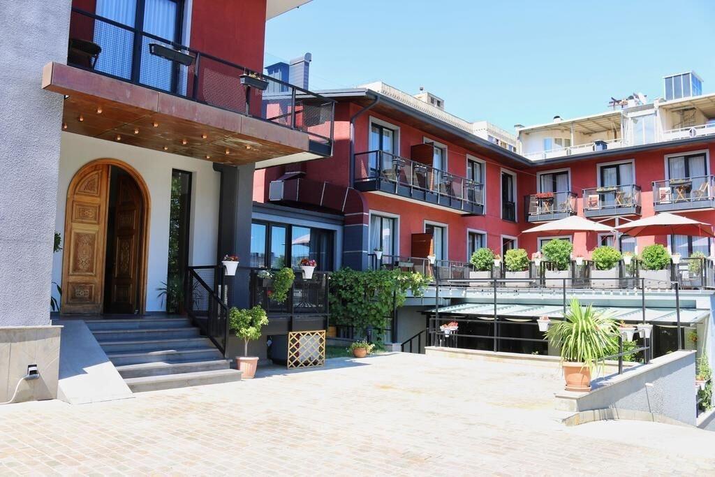 Vista Exterior Alliance Hotel