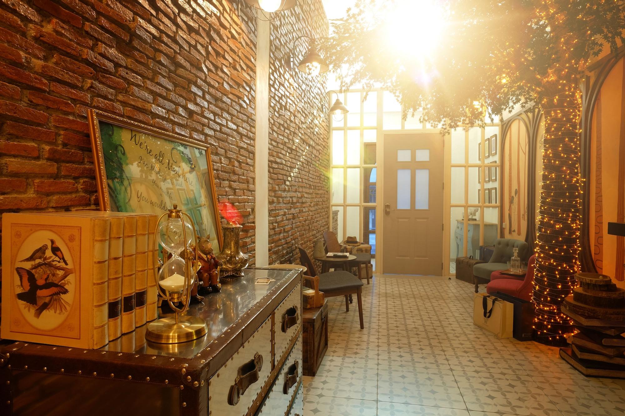 Varios Hide and Seek Boutique Hometel