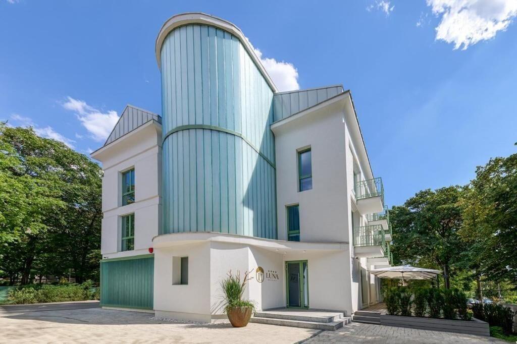 Varios Luna Residence