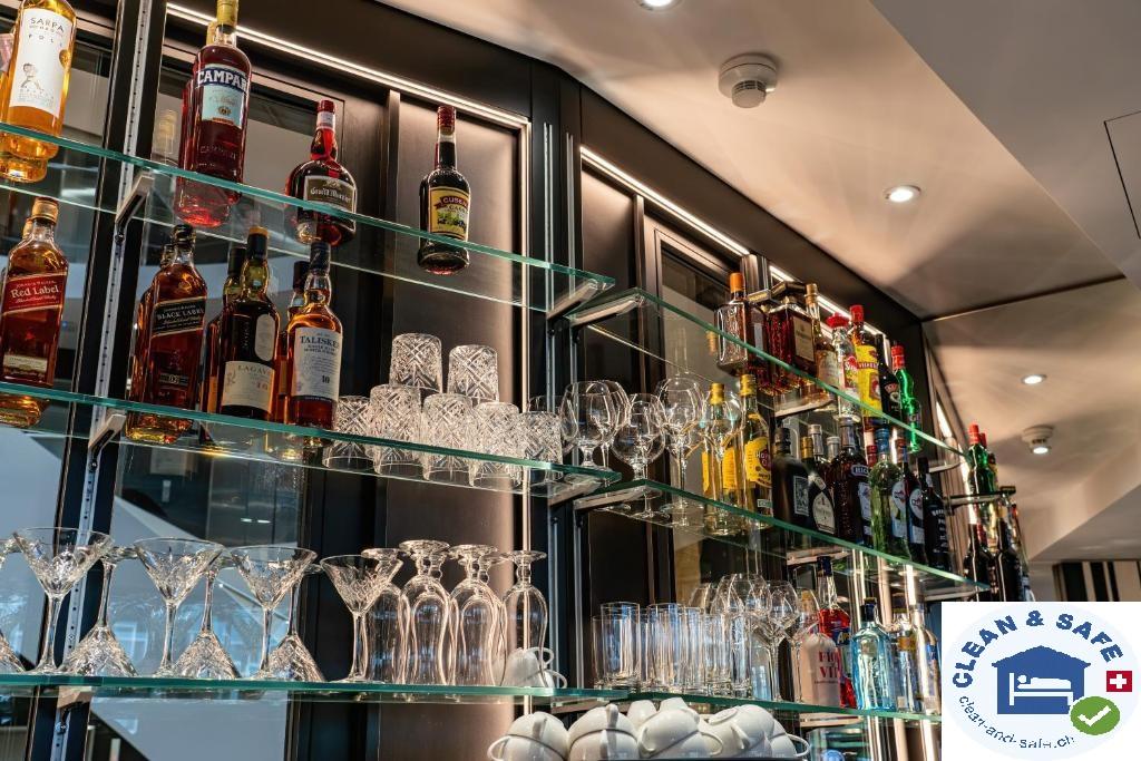 Bar/Salón Nash Suites Airport Hotel