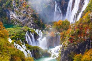 Actividad - Traslado grupal de Split a Zagreb con parada en los lagos de Plitvice con entrada incluida