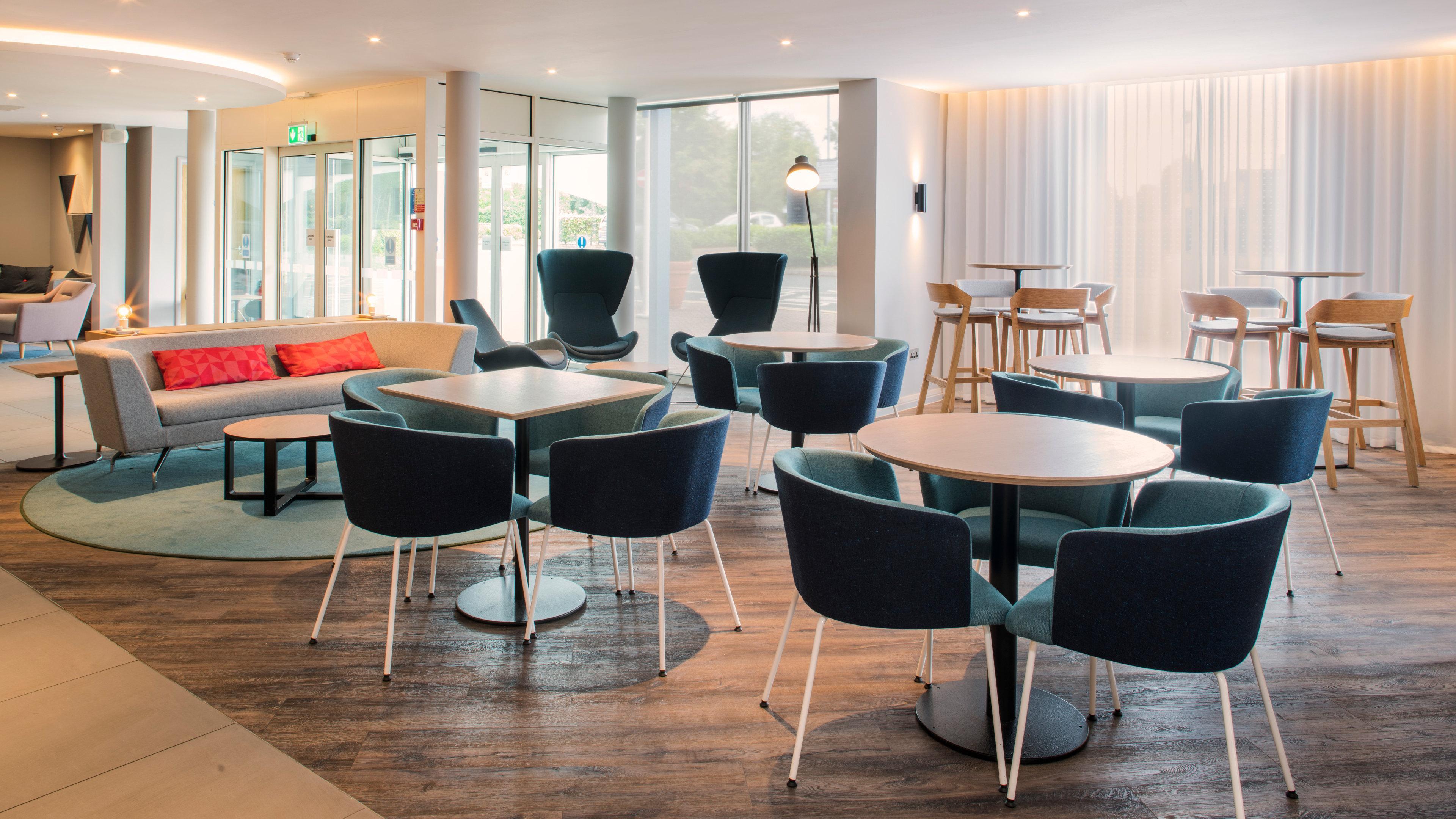 Bar/Salón Holiday Inn Express Oxford-Kassam Stadium by IHG