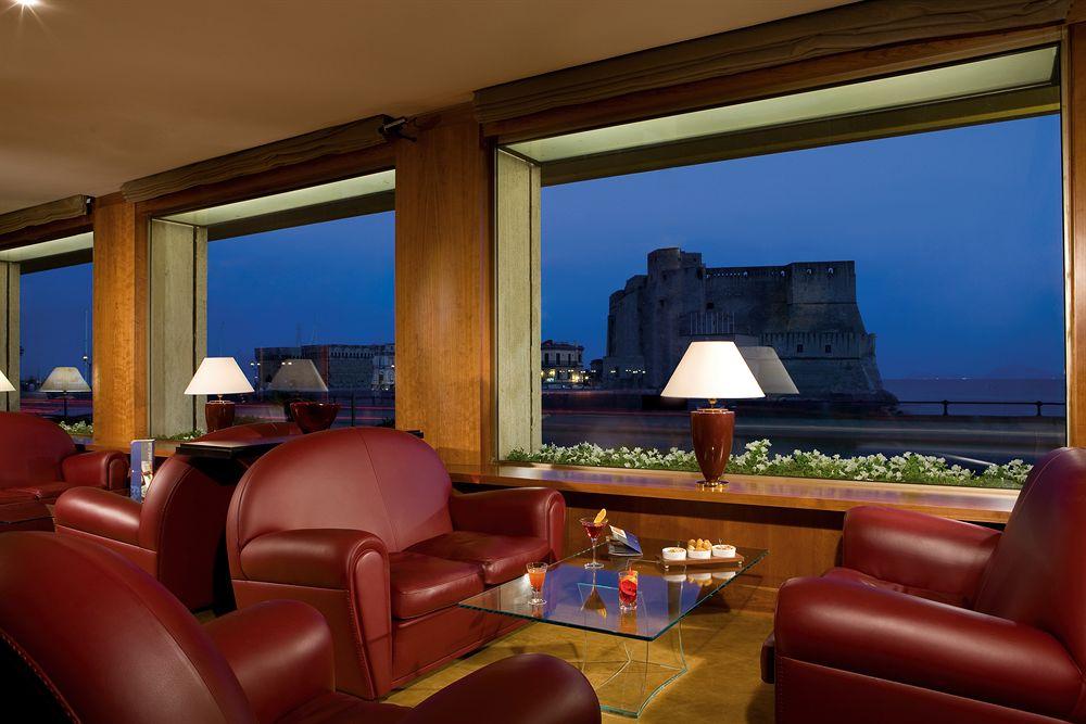 Vista do lobby Royal Continental Hotel Naples