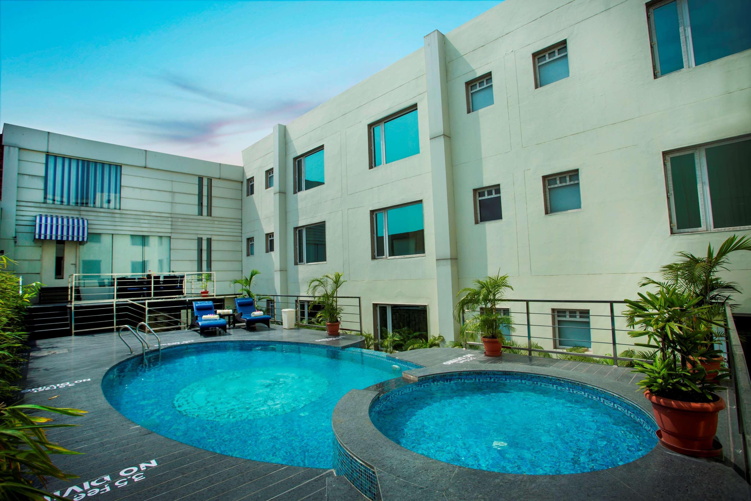 Vista Piscina Sarovar Portico
