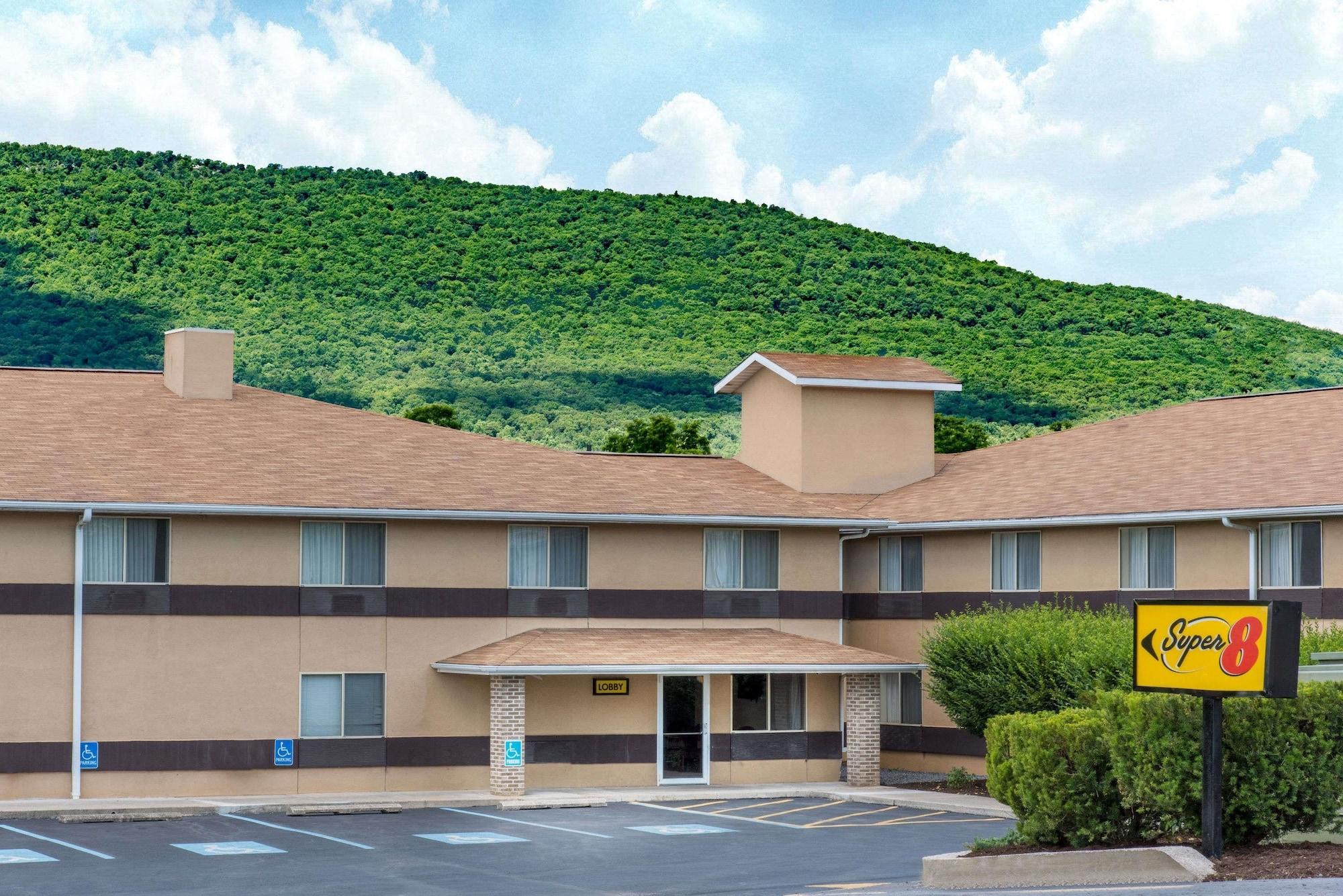 Vista Exterior Super 8 by Wyndham Burnham/Lewistown