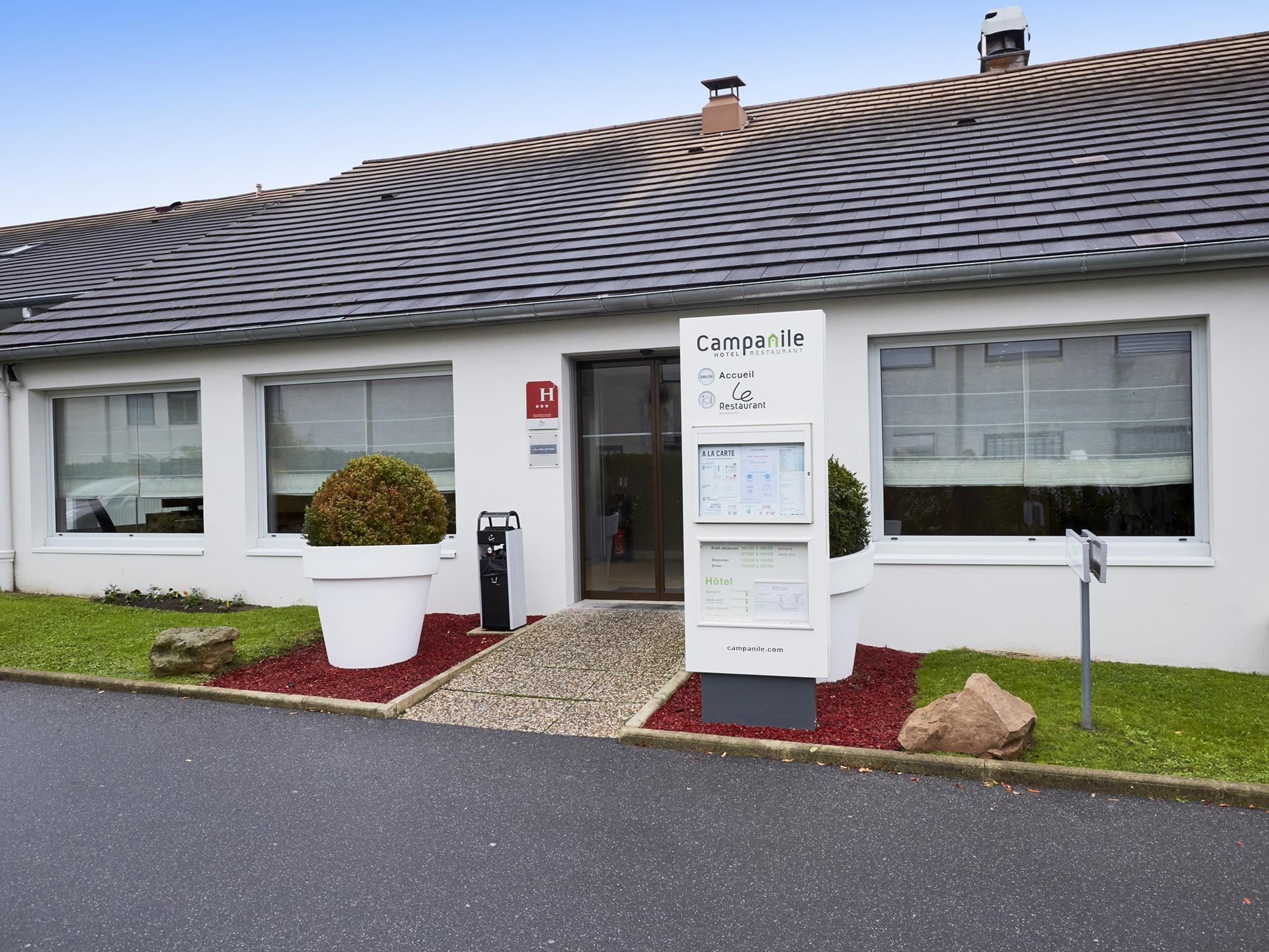 Vista Exterior Hotel Campanile Montesson - Le Vésinet