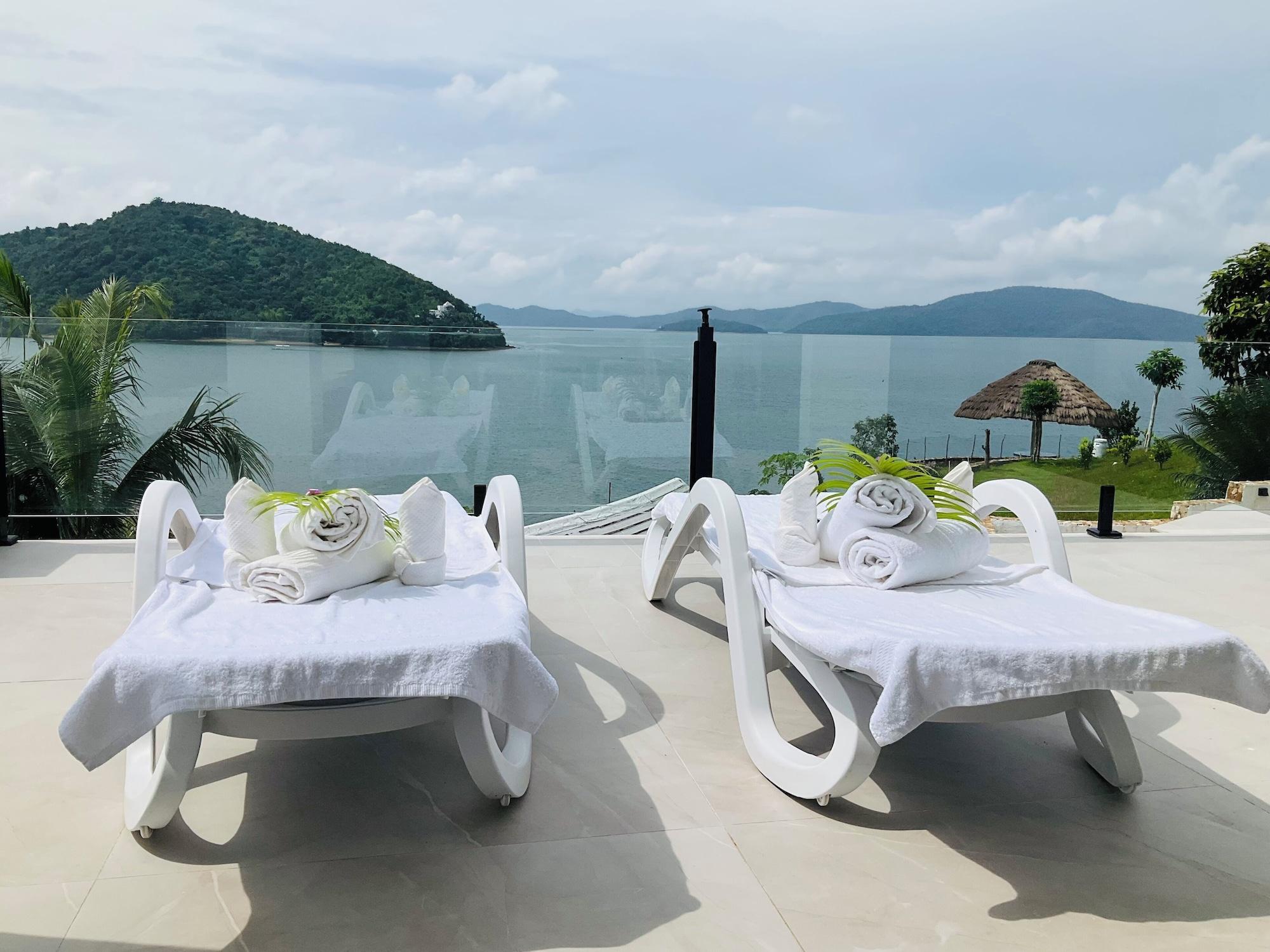 Spa Stunning luxe 220sm villa by the sea entirely private with own pool
