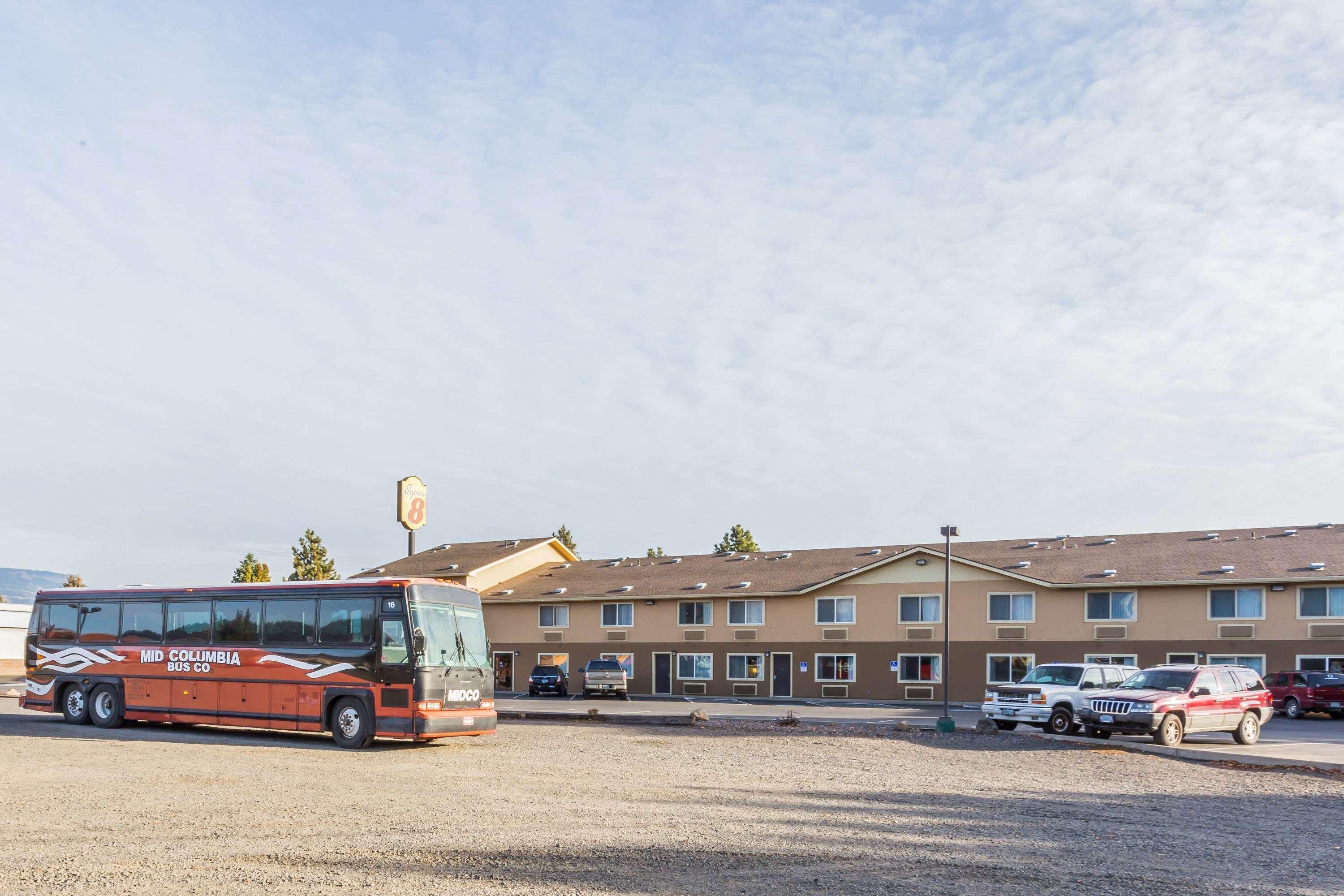 Vista Exterior Super 8 by Wyndham LaGrande